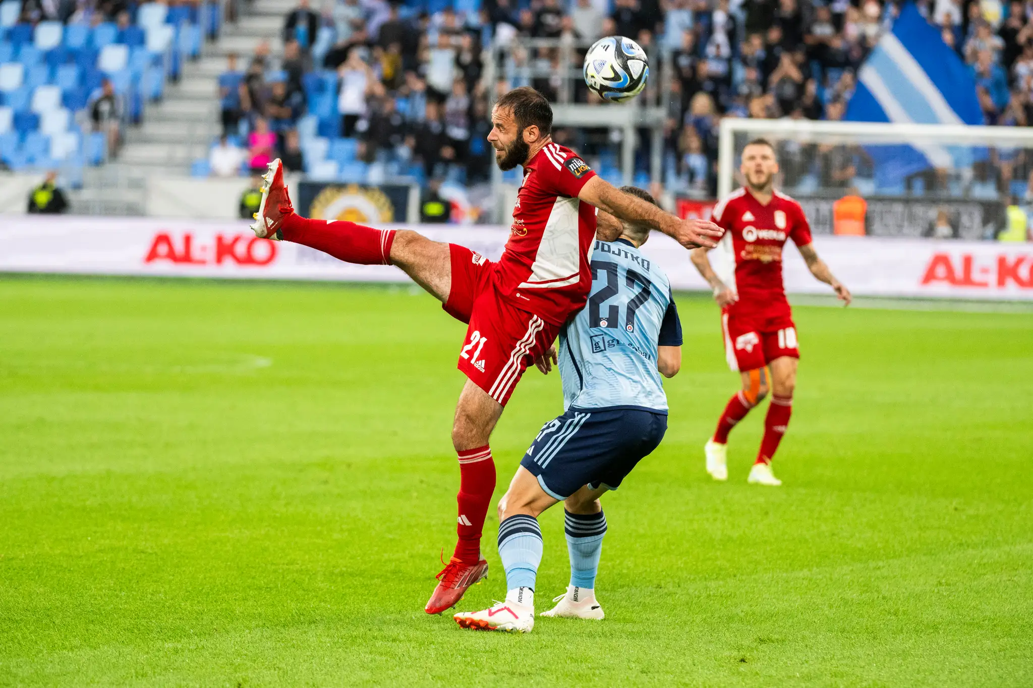 Zľava Lukáš Migaľa (Banská Bystrica) a Matúš Vojtko (Slovan) počas zápasu 2. kola Niké ligy.