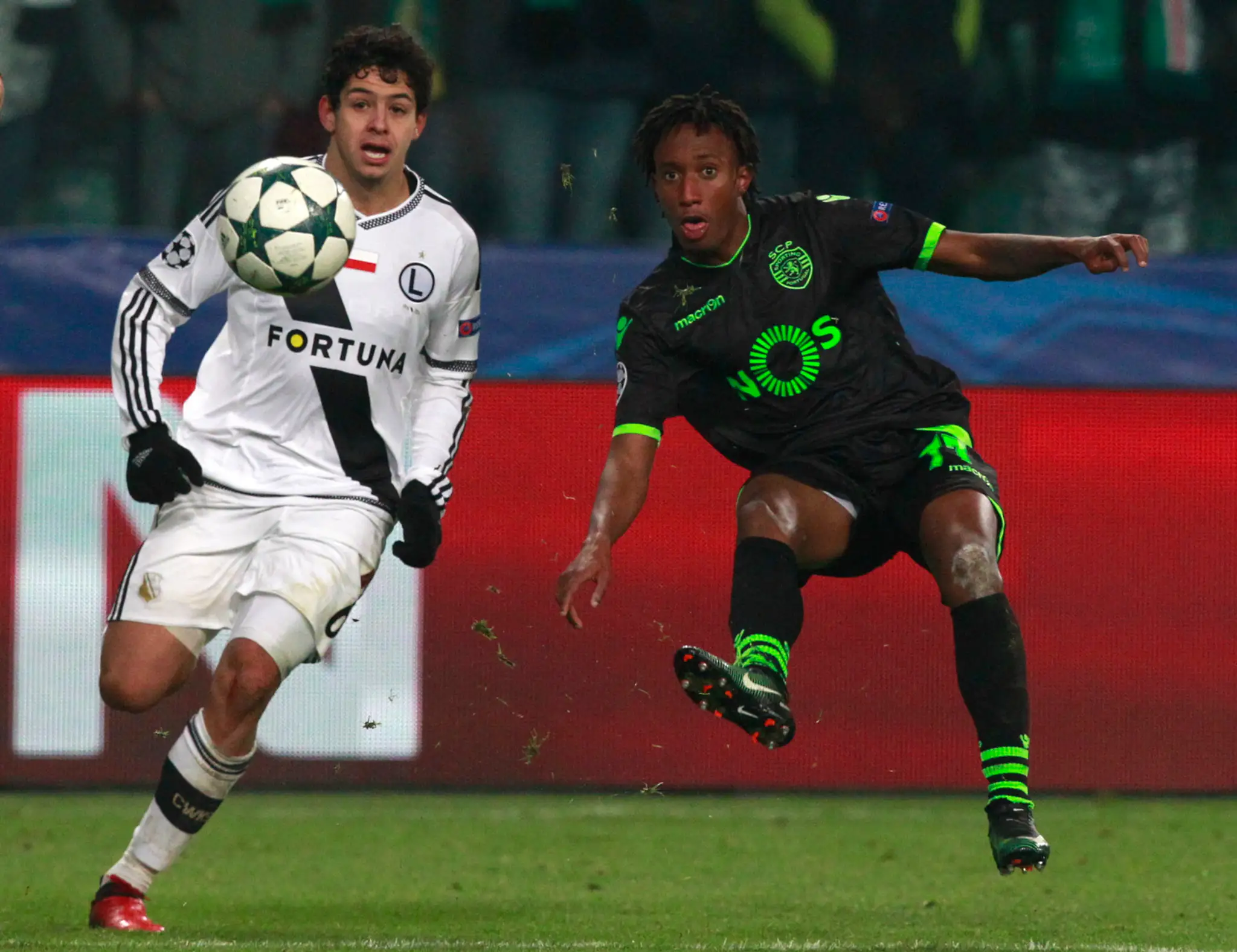 Gelson Martins (vpravo) zo Sportingu Lisabon v súboji o loptu proti Guilhermemu z Legie Varšava v dueli LM.
