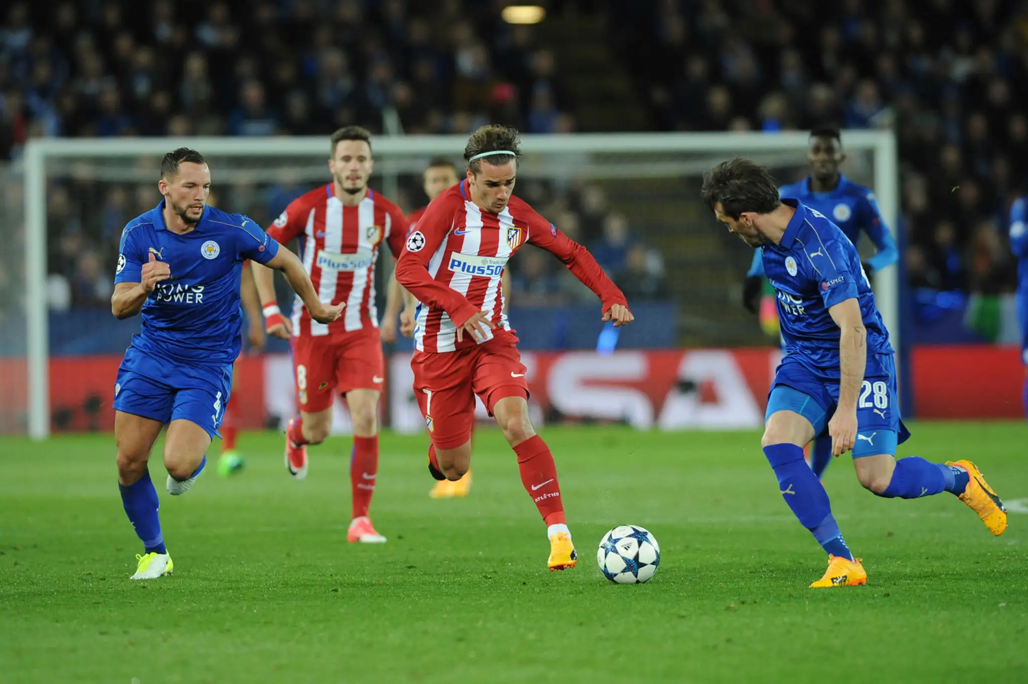 Snajpera Atlética Antoinea Griezmanna (v strede) bráni v odvete štvrťfinále LM proti Leicestru Daniel Drinkwater (vľavo) a Chris