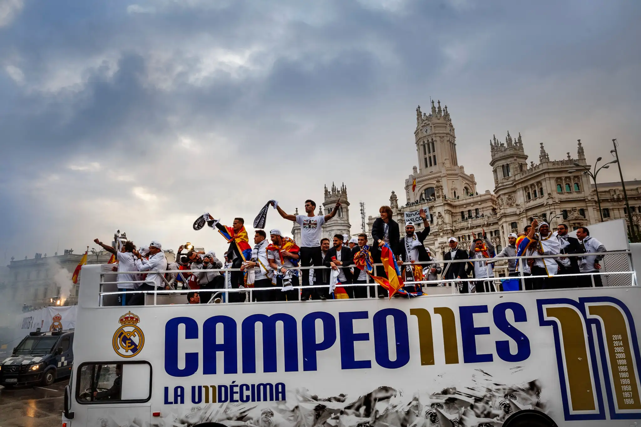 Real Madrid oslavuje víťazstvo Ligy majstrov na madridskom námestí Cibeles.