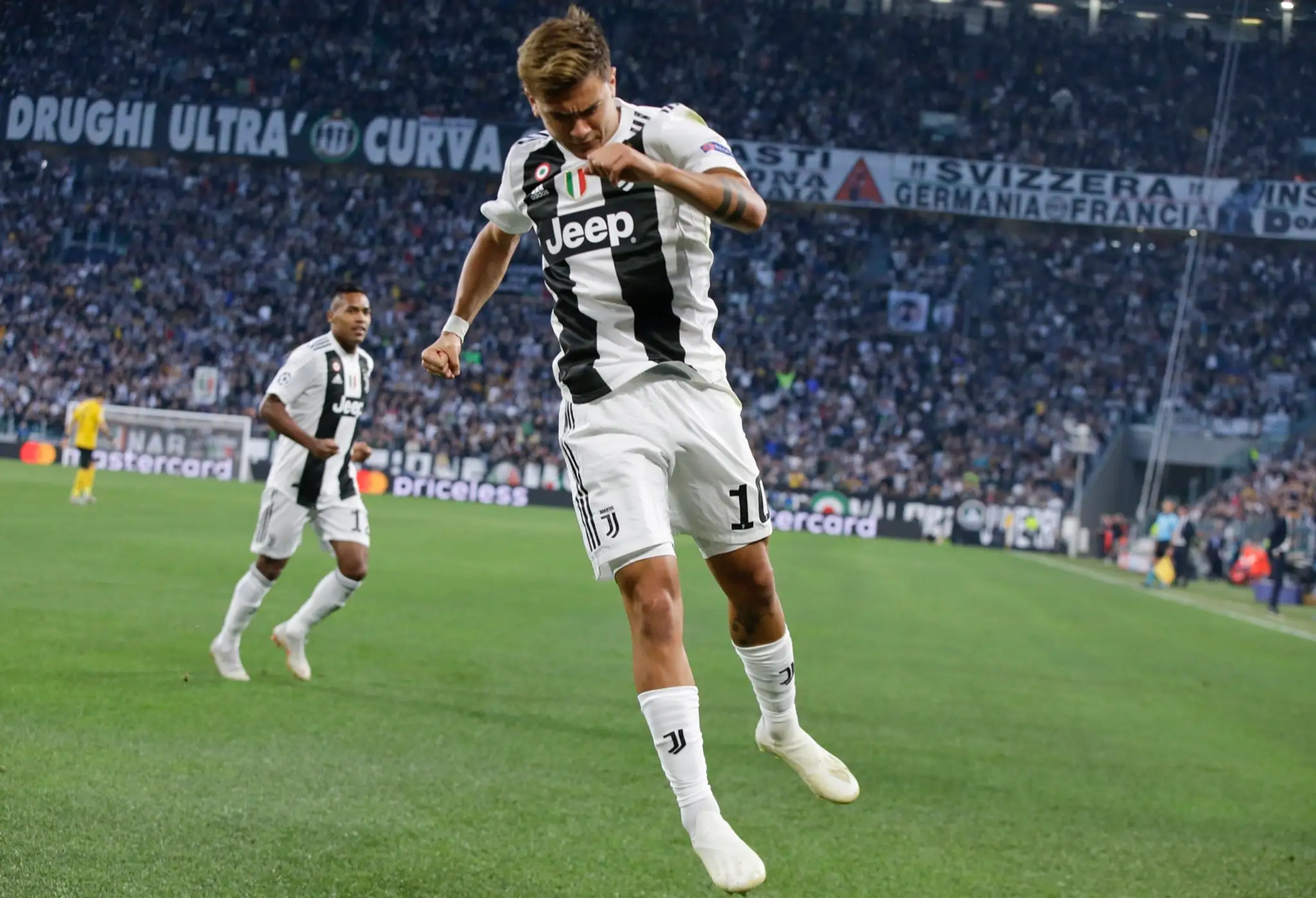 Paulo Dybala z Juventusu oslavuje gól proti Bernu v zápase LM.