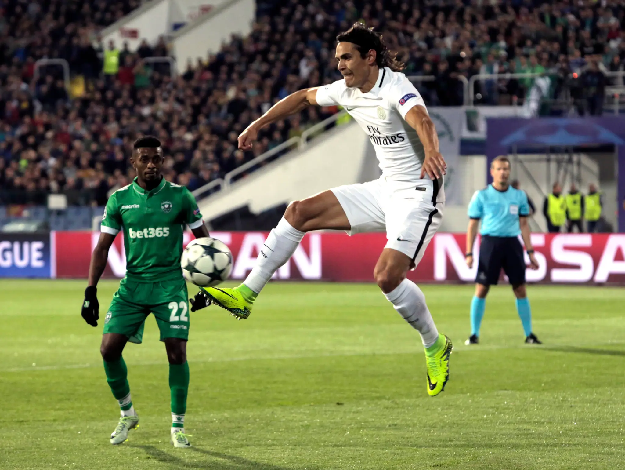 Hviezda PSG Edinson Cavani kontroluje loptu v dueli LM proti Ludogorecu Razgrad, prizerá sa Jonathan Cafu.
