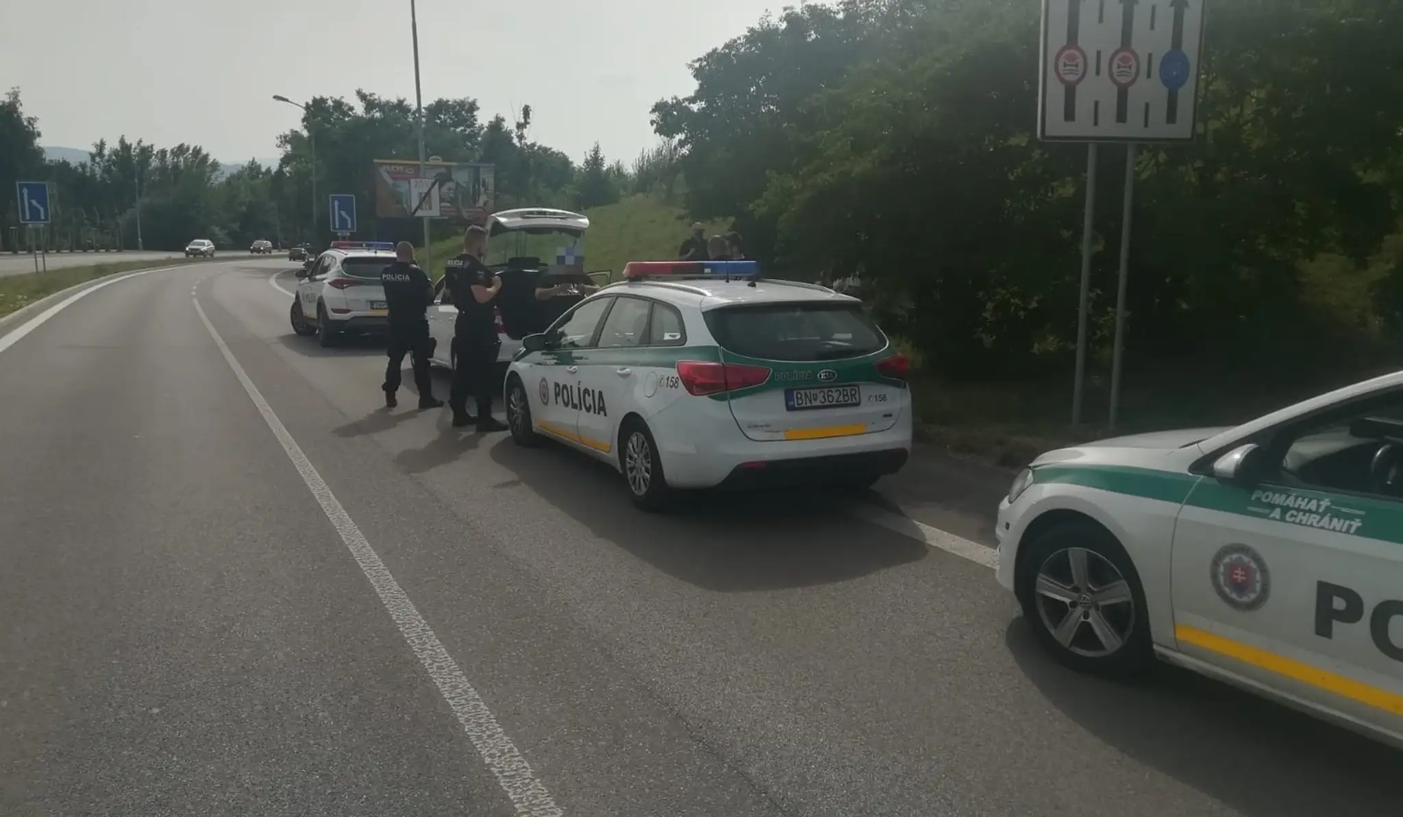 Policajti počas toho, ako zastavili muža.