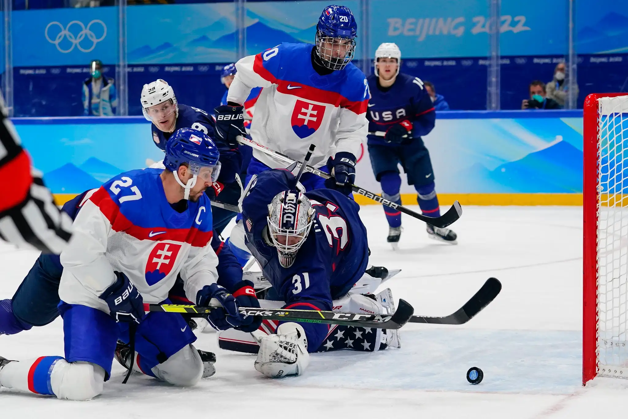 Marek Hrivík dáva gól do americkej bránky vo štvrťfinále ZOH 2022.