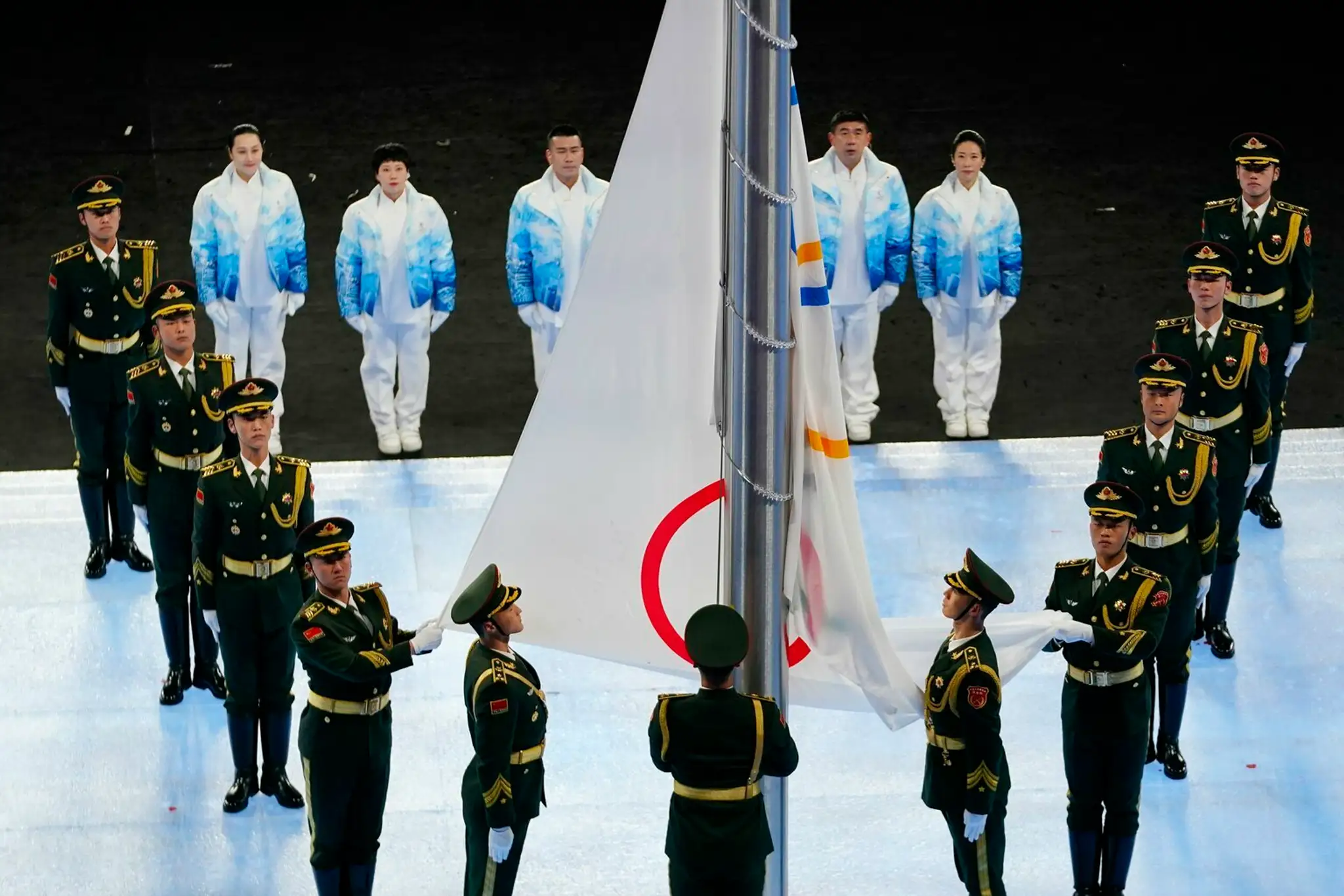 Vztýčenie olympijskej vlajky počas otváracieho ceremoniálu ZOH 2022.
