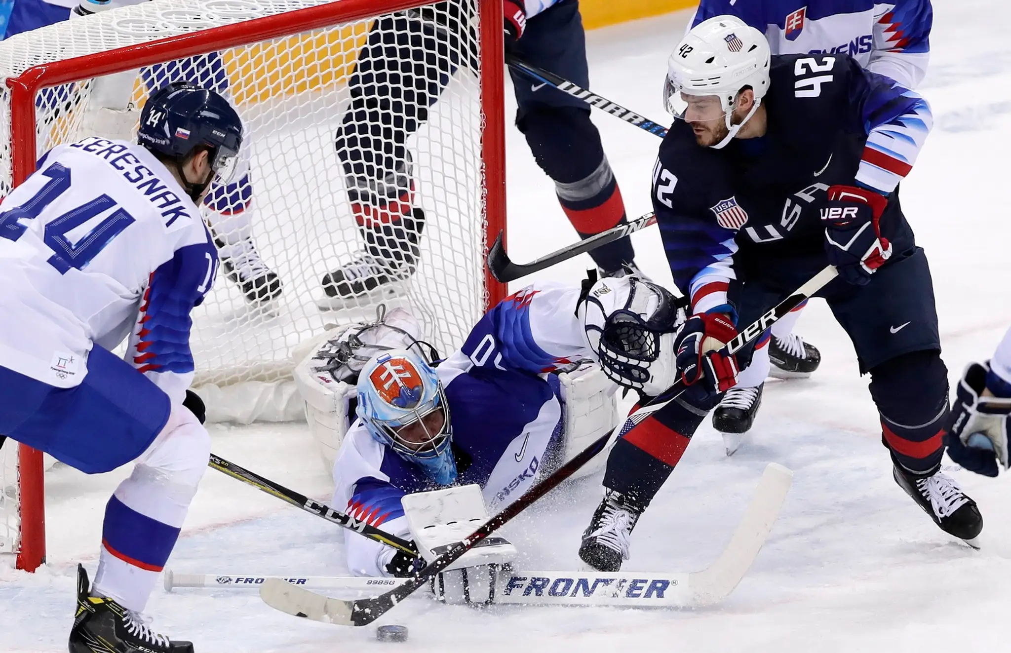 Slovenský gólman Ján Laco chytá puk v dueli proti USA na ZOH 2018.