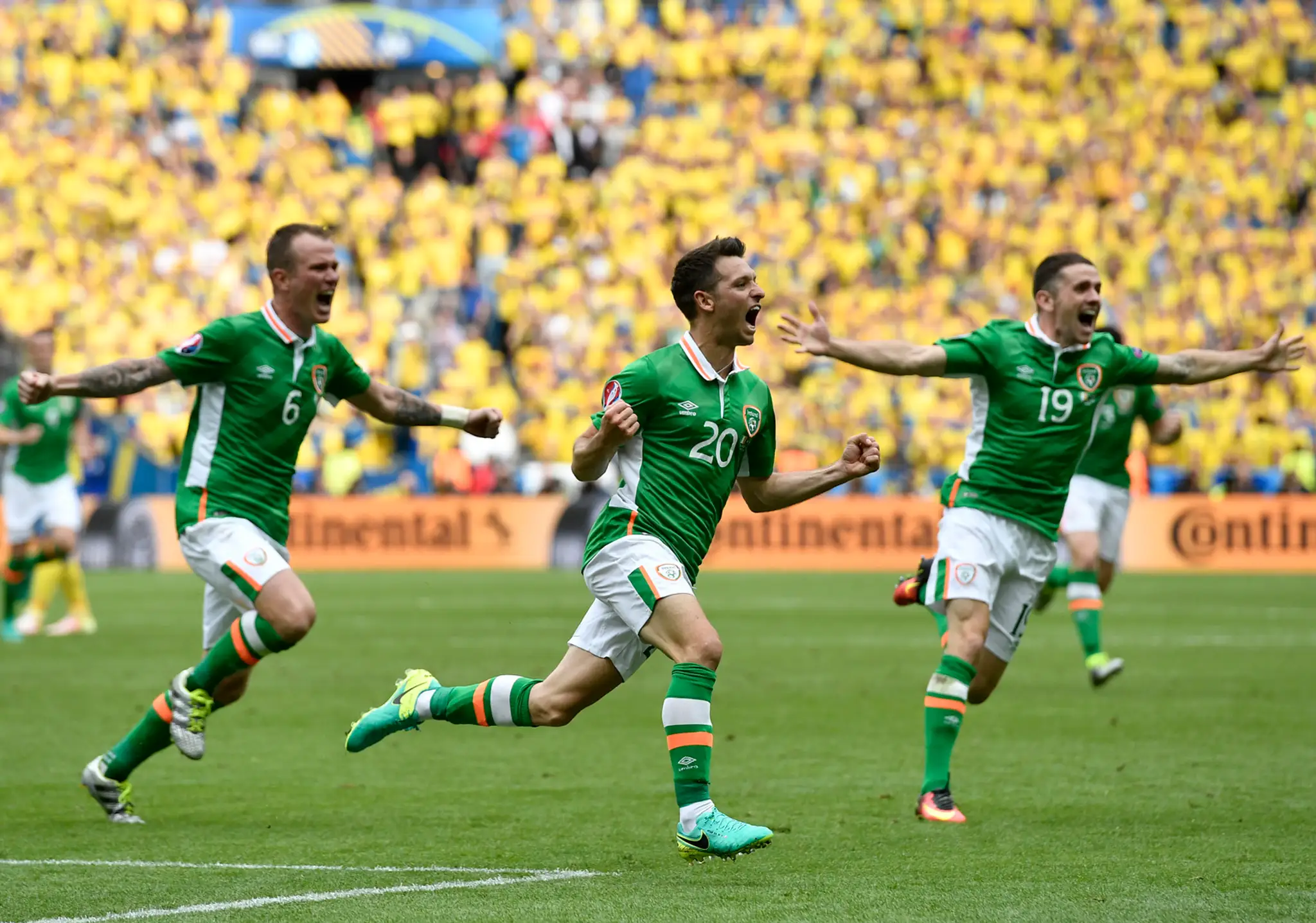 Ír Wes Hoolahan (v strede) oslavuje úvodný gól do bránky Švédska na ME vo Francúzsku.
