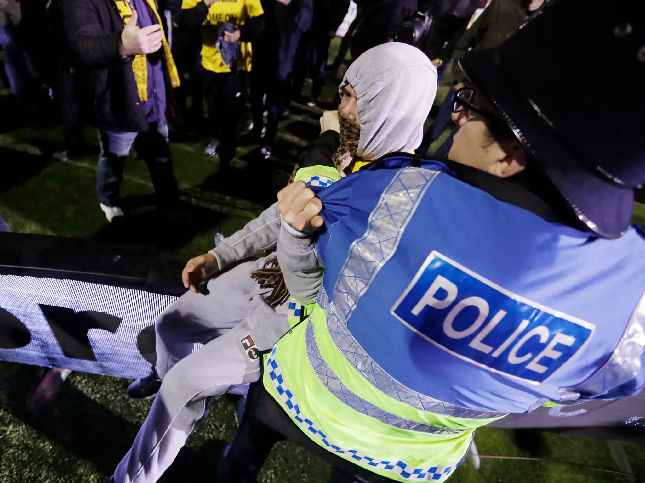 Polícia zatýka fanúšika po dueli FA Cupu medzi piatoligovým Suttonom a Arsenalom Londýn.