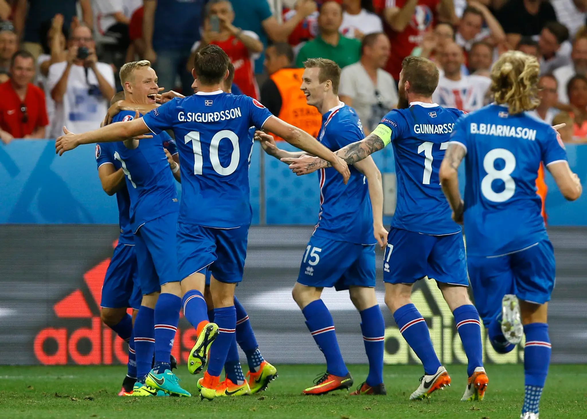 Hráč Islandu Kolbeinn Sigthorsson (vľavo) oslavuje so spoluhráčmi druhý gól do bránky Anglicka počas ME.