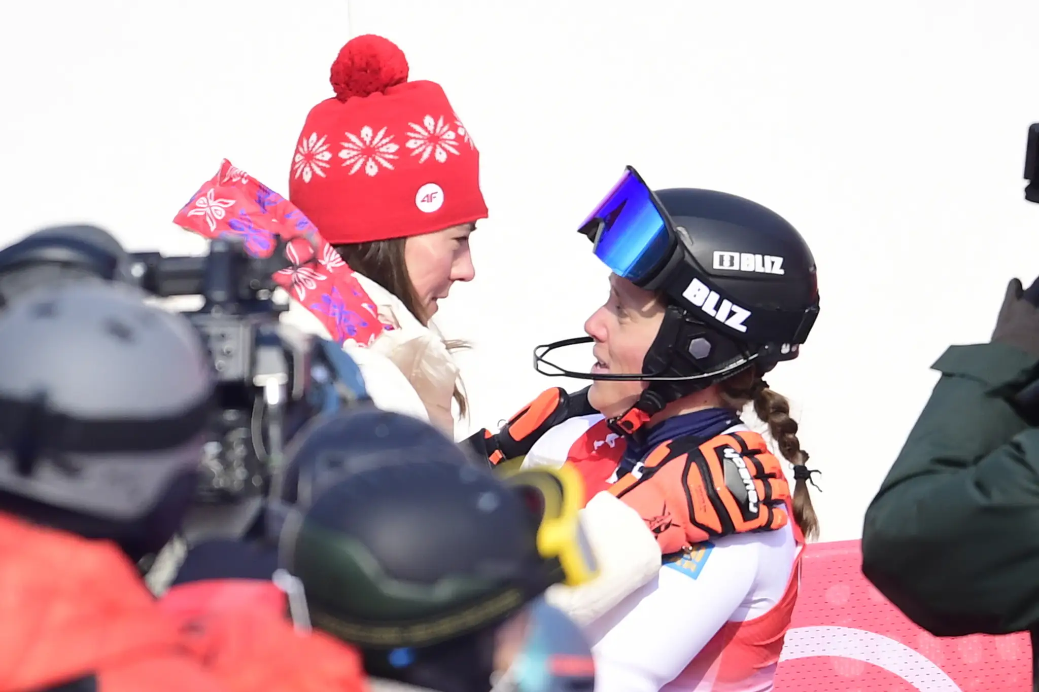 Zľava Slovenka Petra Vlhová oslavuje v cieli so Švédkou Sarou Hectorovou po 2. kole slalomu na ZOH 2022.