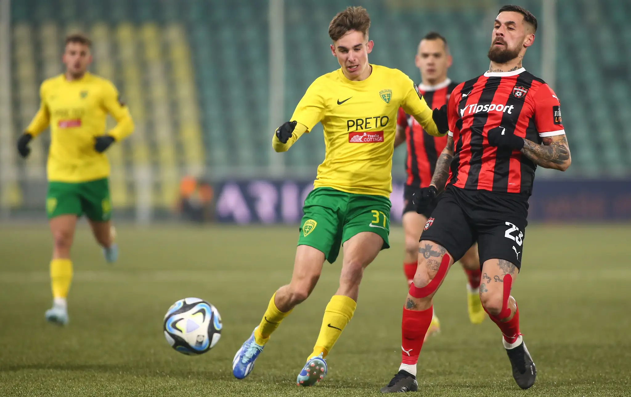 V popredí zľava v súboji o loptu Mário Sauer (Žilina) a Erik Daniel (Trnava) v 17. kole Niké ligy.