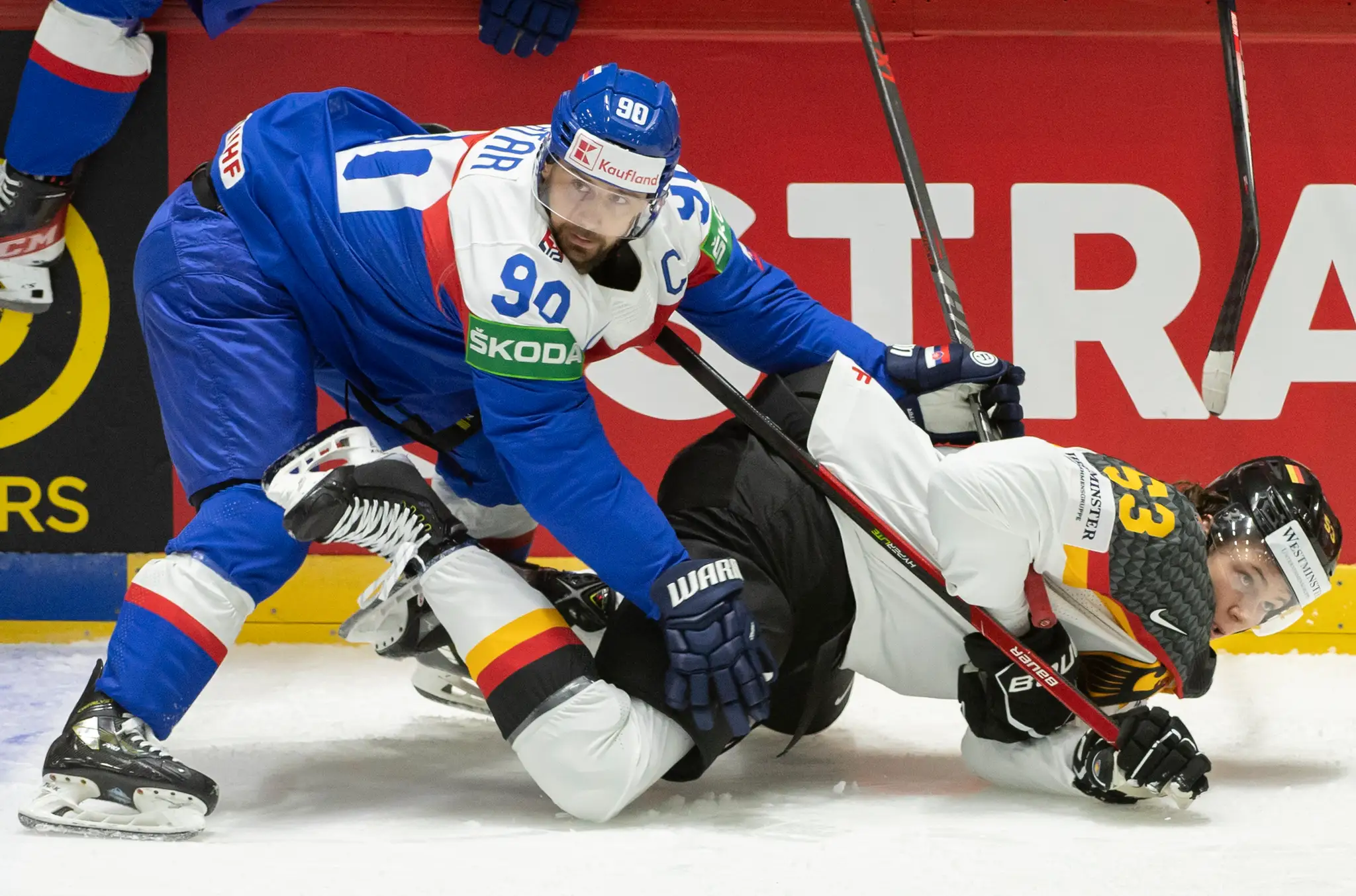Na snímke kapitán slovenskej hokejovej reprezentácie Tomáš Tatar (vľavo) a hráč Nemecka Moritz Seider bojujú o puk.