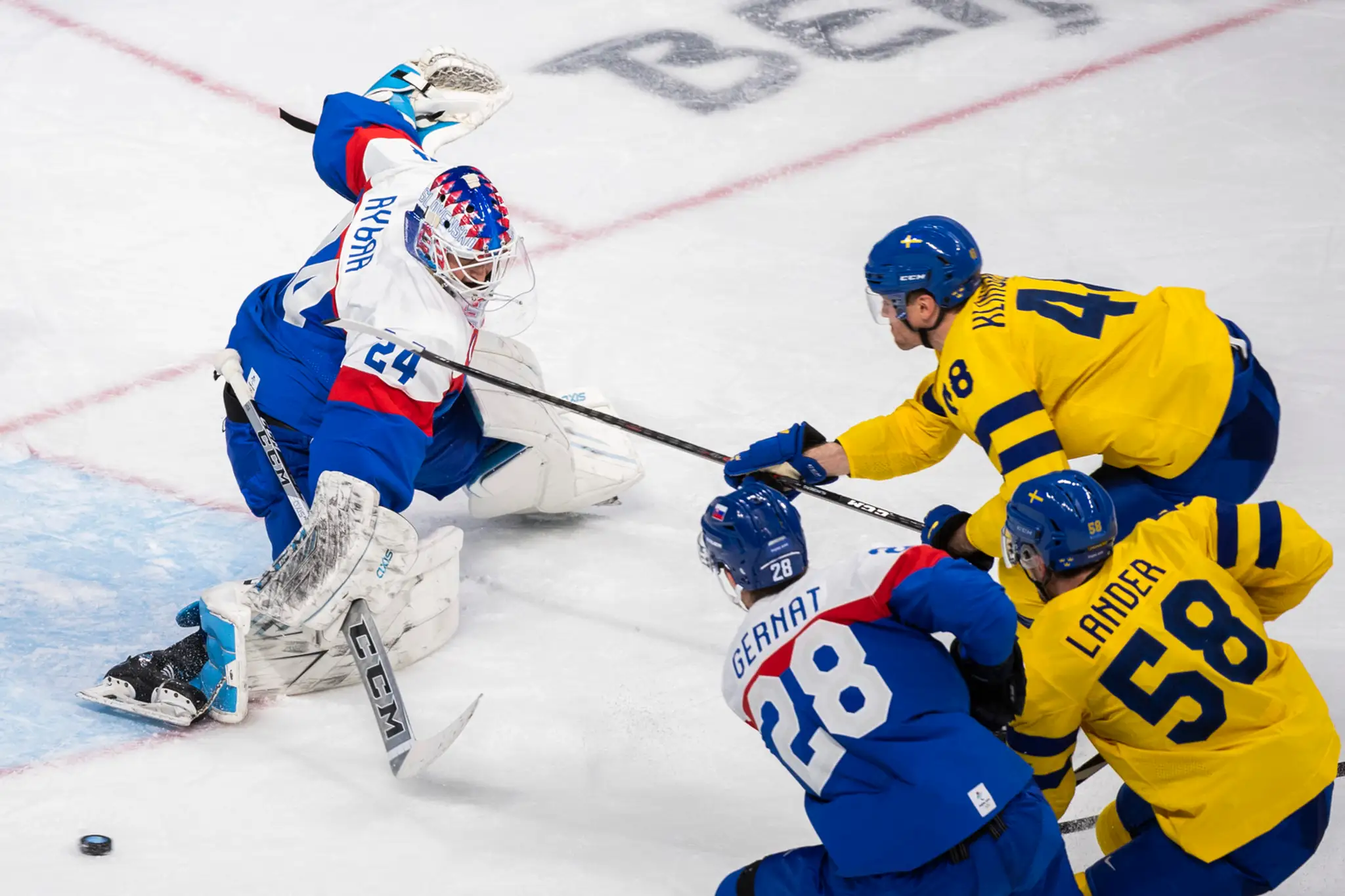 Zľava Patrik Rybár, Martin Gernát a Švédi Anton Lander a Carl Klinberg v zápase ZOH 2022.