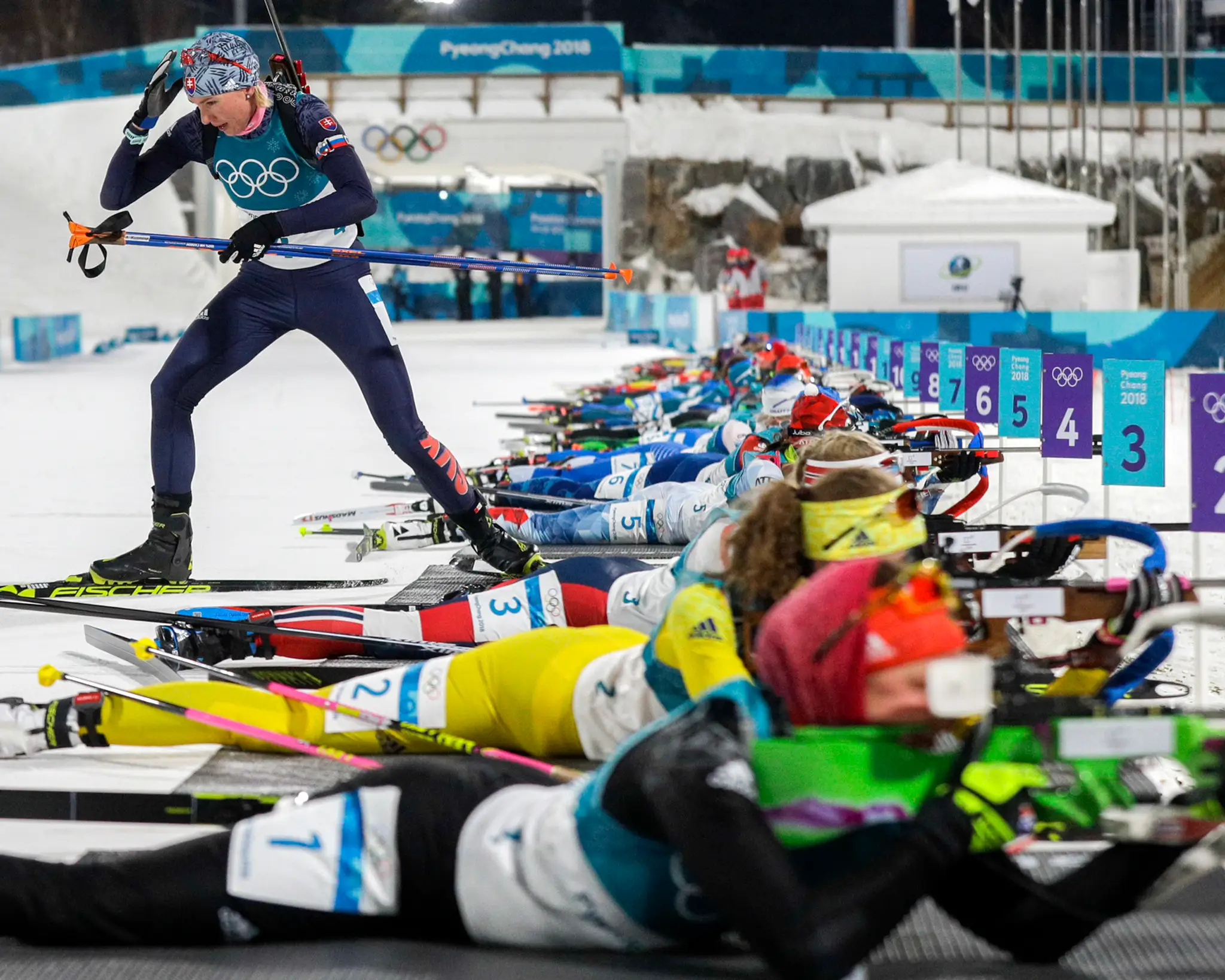 Anastasia Kuzminová ako prvá opúšťa strelnicu počas pretekov s masovým štartom.