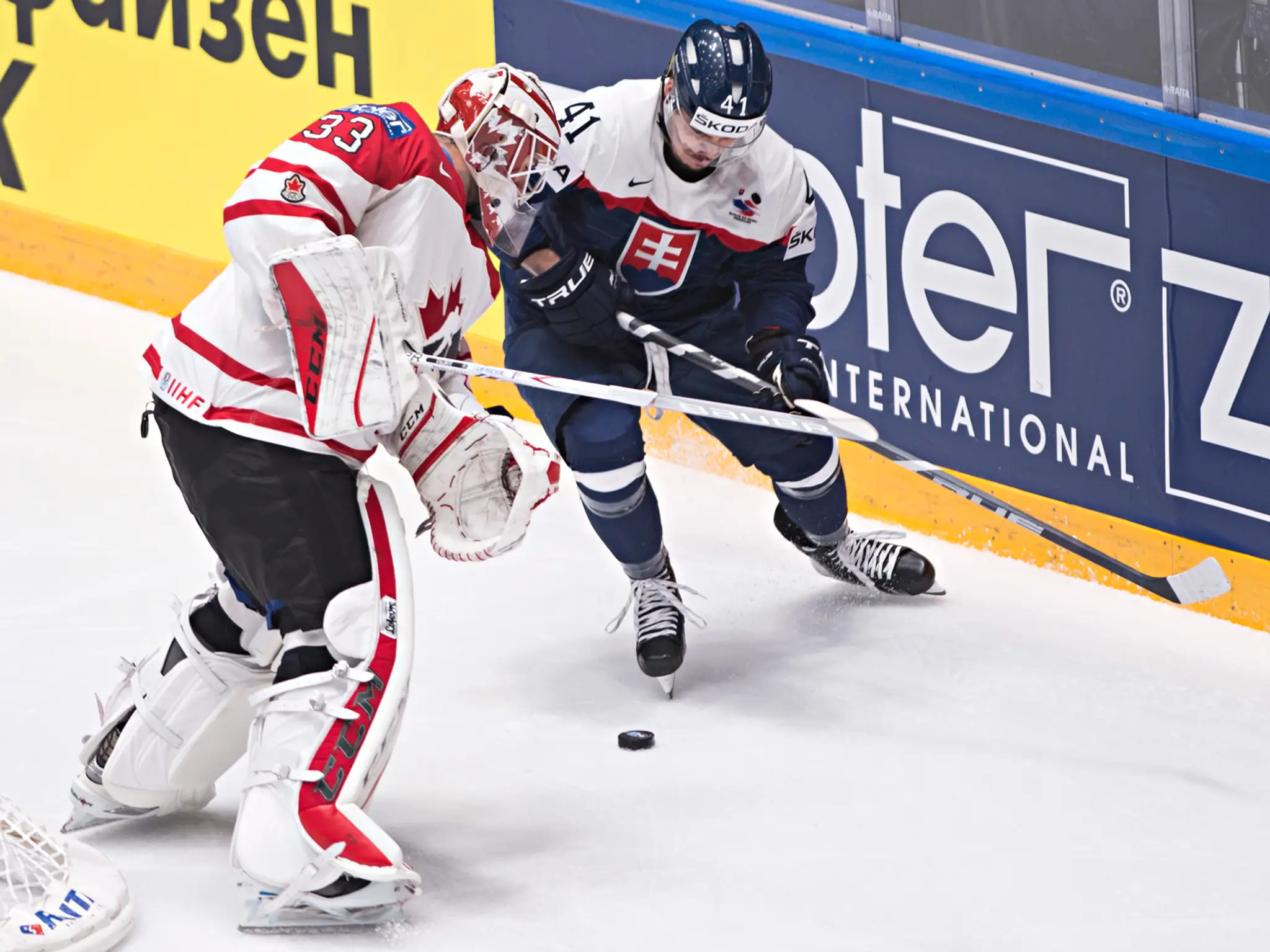 Na snímke vpravo Patrik Lušňák (Slovensko) a vľavo brankár Cam Talbot (Kanada)) v zápase B-skupiny hokejových MS v Rusku.