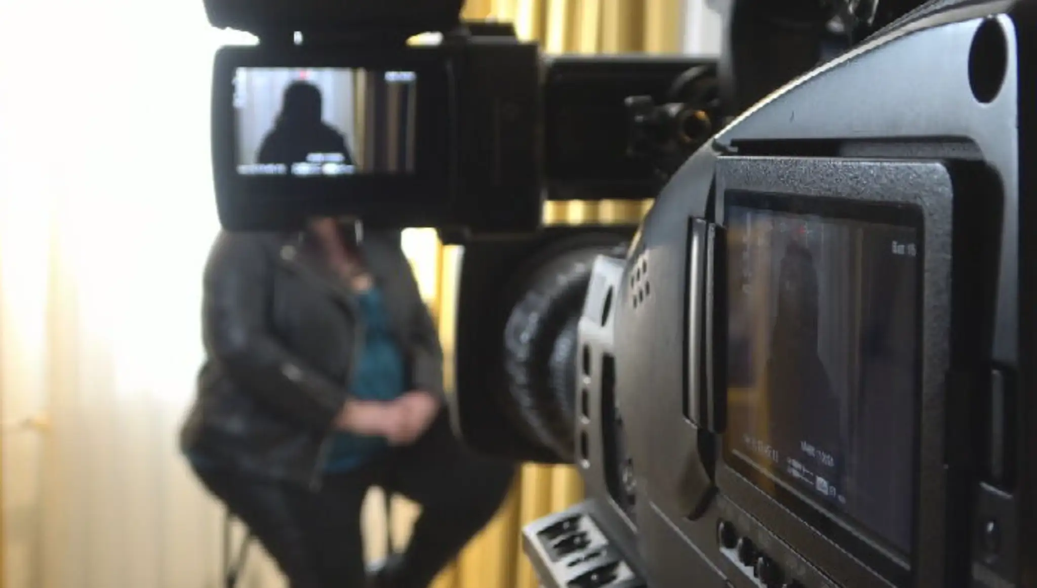 Týraná žena sa bojí momentu, keď jej partnera pustia na slobodu.