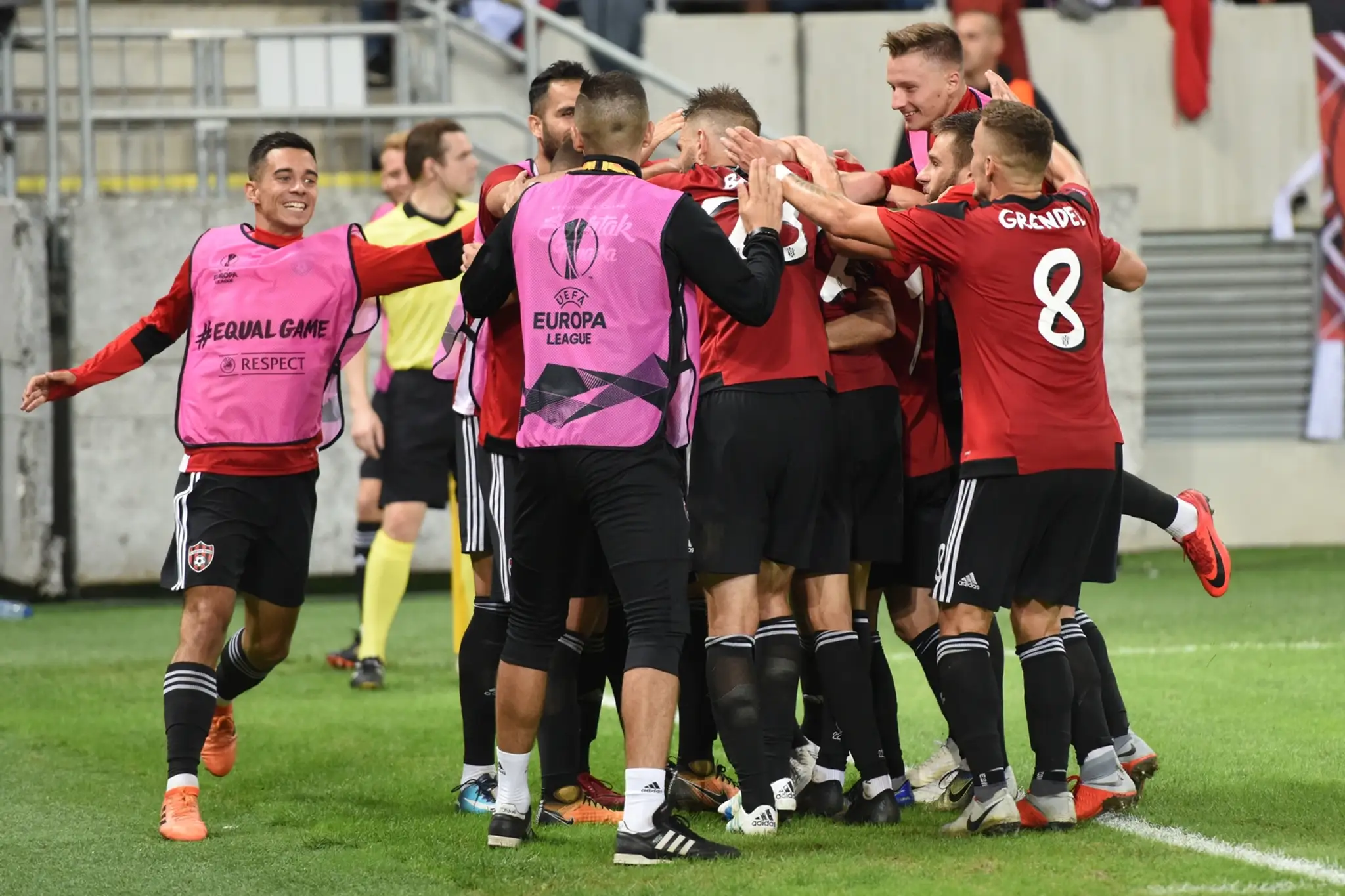 Nadšení trnavskí hráči po góle v dueli EL proti Anderlechtu Brusel.