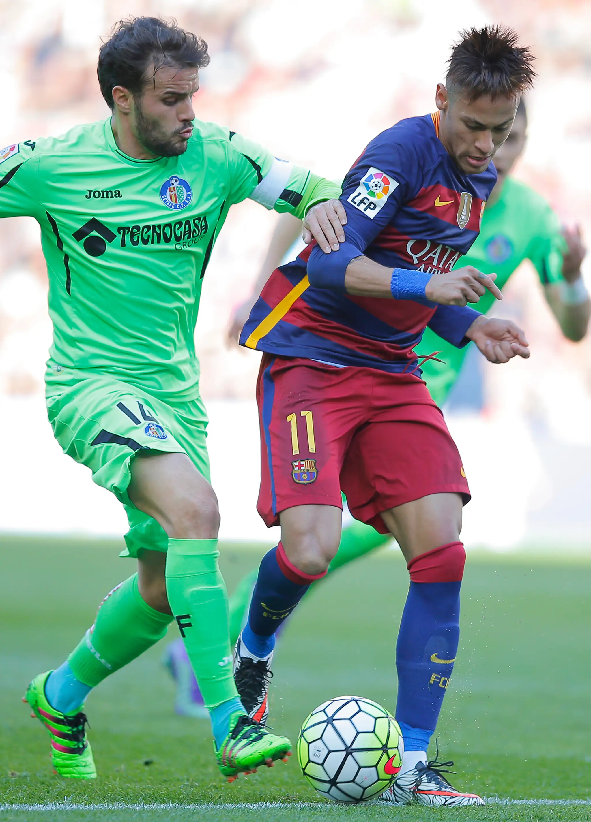 Neymar (Barcelona) v súboji o loptu s Pedrom Leonom (Getafe).