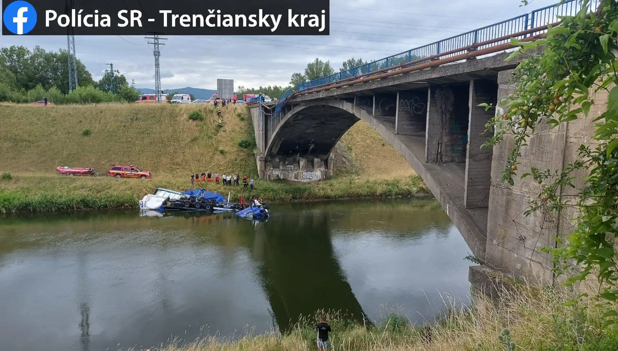 Kamión sa zrútil z mosta.