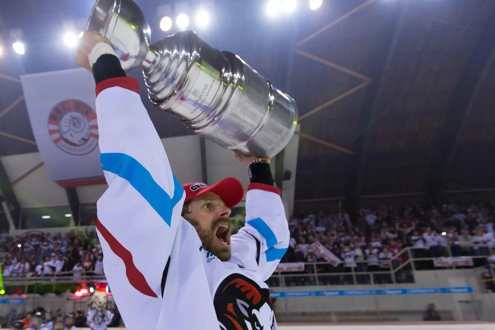 Na snímke hráči HC'05 iClinic Banská Bystrica oslavujú zisk historicky prvého majstrovského titulu