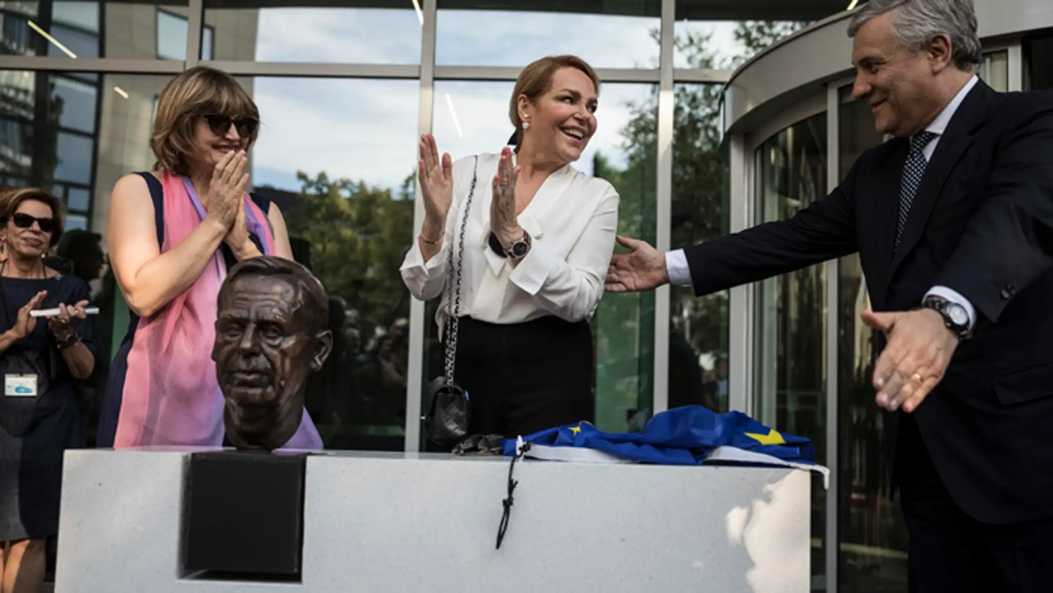 Vdova po Václavovi Havlovi Dagmar a predseda EP Antonio Tajani.