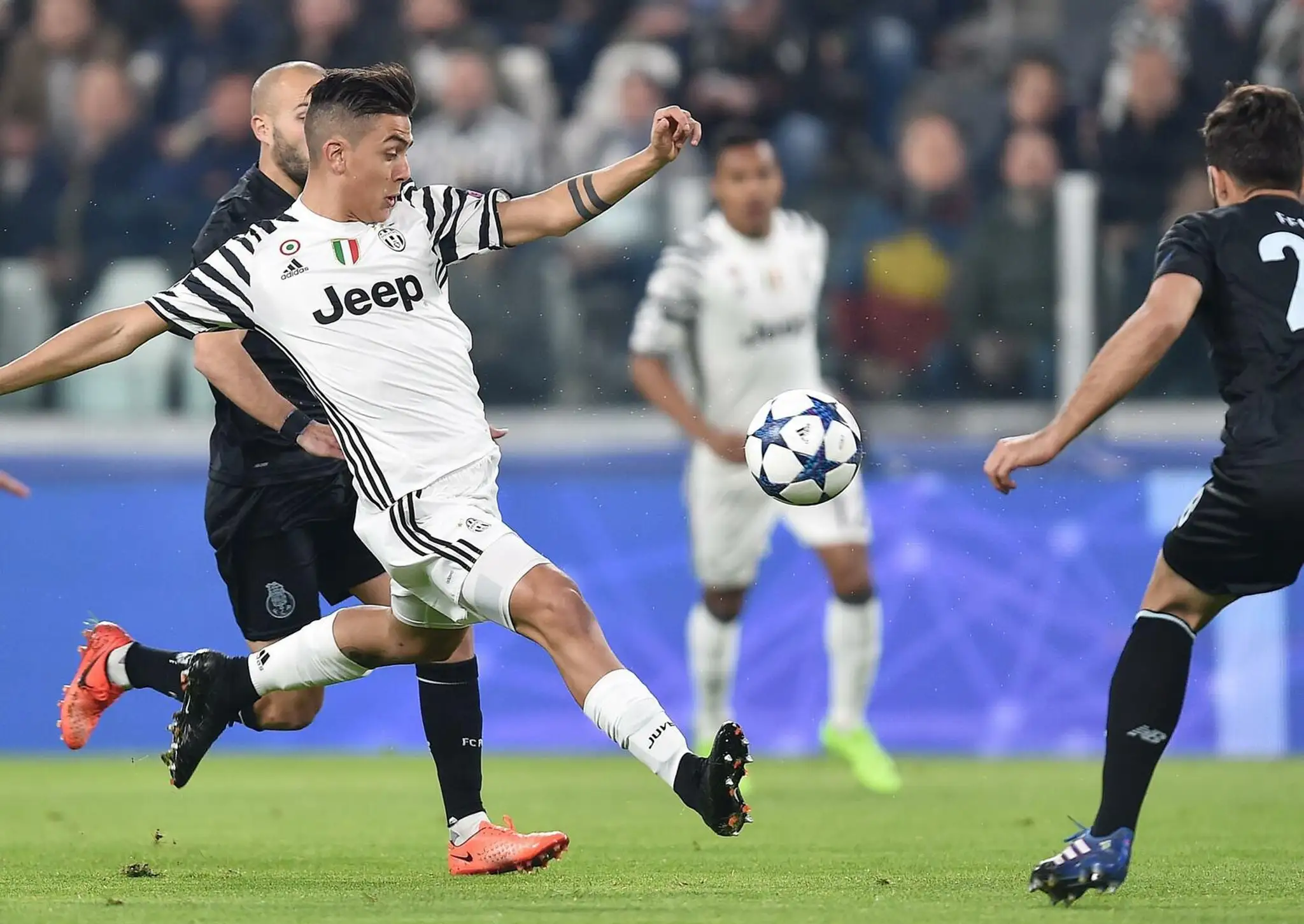 Paulo Dybala z Juventusu kope do lopty v odvete osemfinále LM proti Portu.