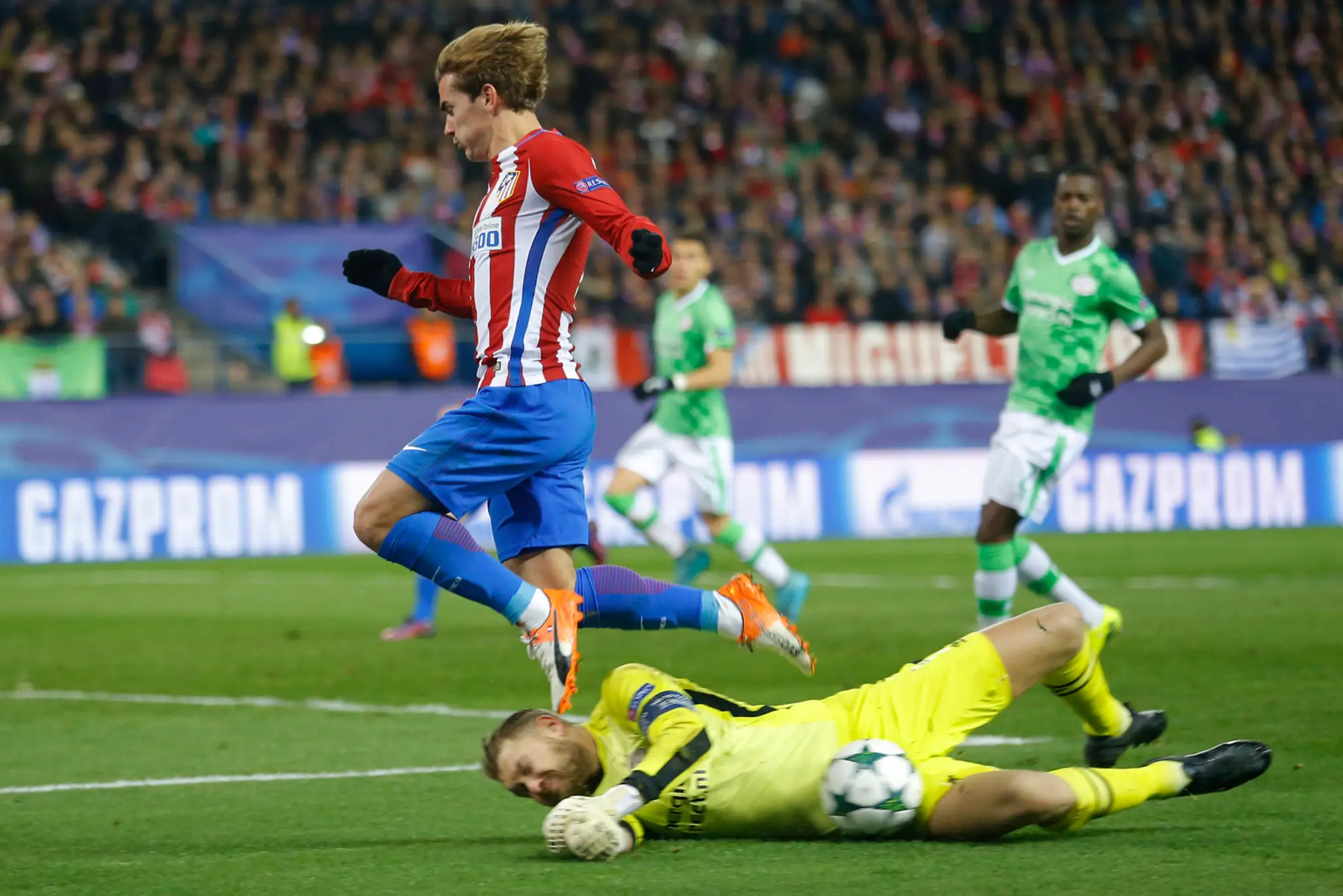 Zakončovateľ Atlética Madrid Antoine Griezmann sa snaží prekonať gólmana PSV Eindhoven Jeroena Zoeta v dueli LM.