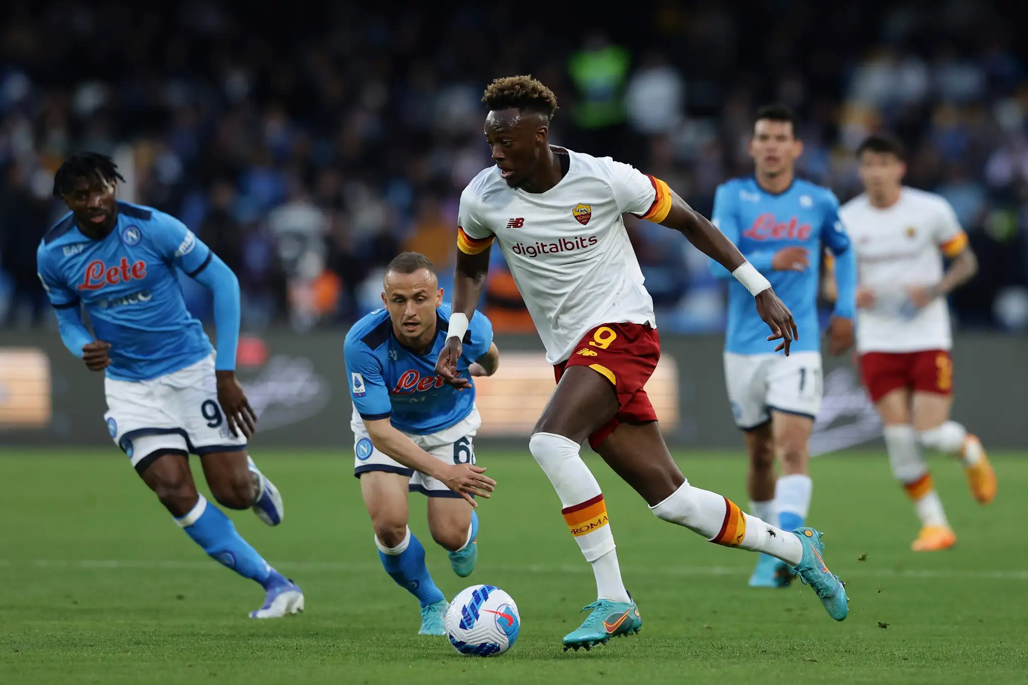 Slovenský stredopoliar Stanislav Lobotka (Neapol) a tretí zľava Tammy Abraham (Rím).
