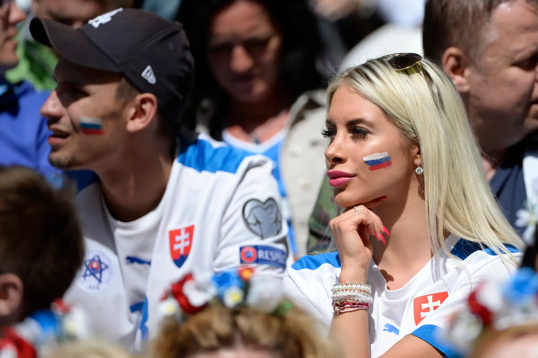 Paula Bedžetiová, priateľka slovenského futbalistu Miroslava Stocha, na štadióne v Lille pred osemfinále ME vo futbale.