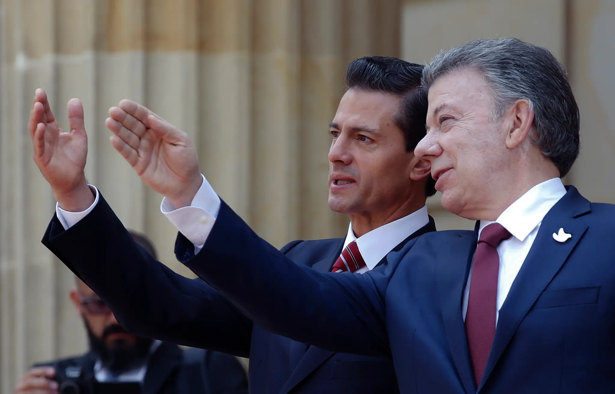 Na snímke vľavo mexický prezident Enrique Pena Nieto a kolumbijský prezident Juan Manuel Santos.