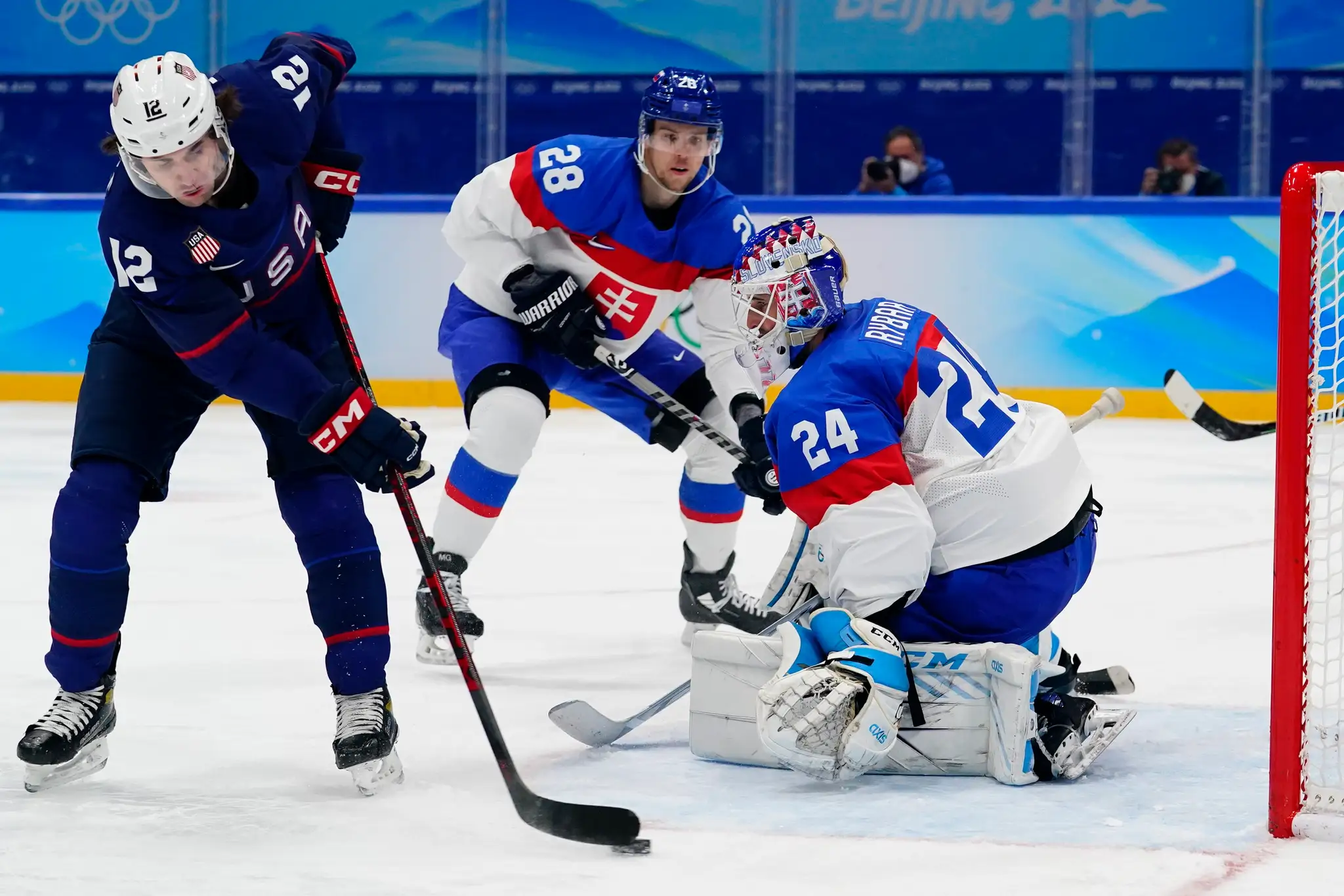 Američan Sam Hentges skóruje do slovenskej bránky vo štvrťfinále ZOH 2022.