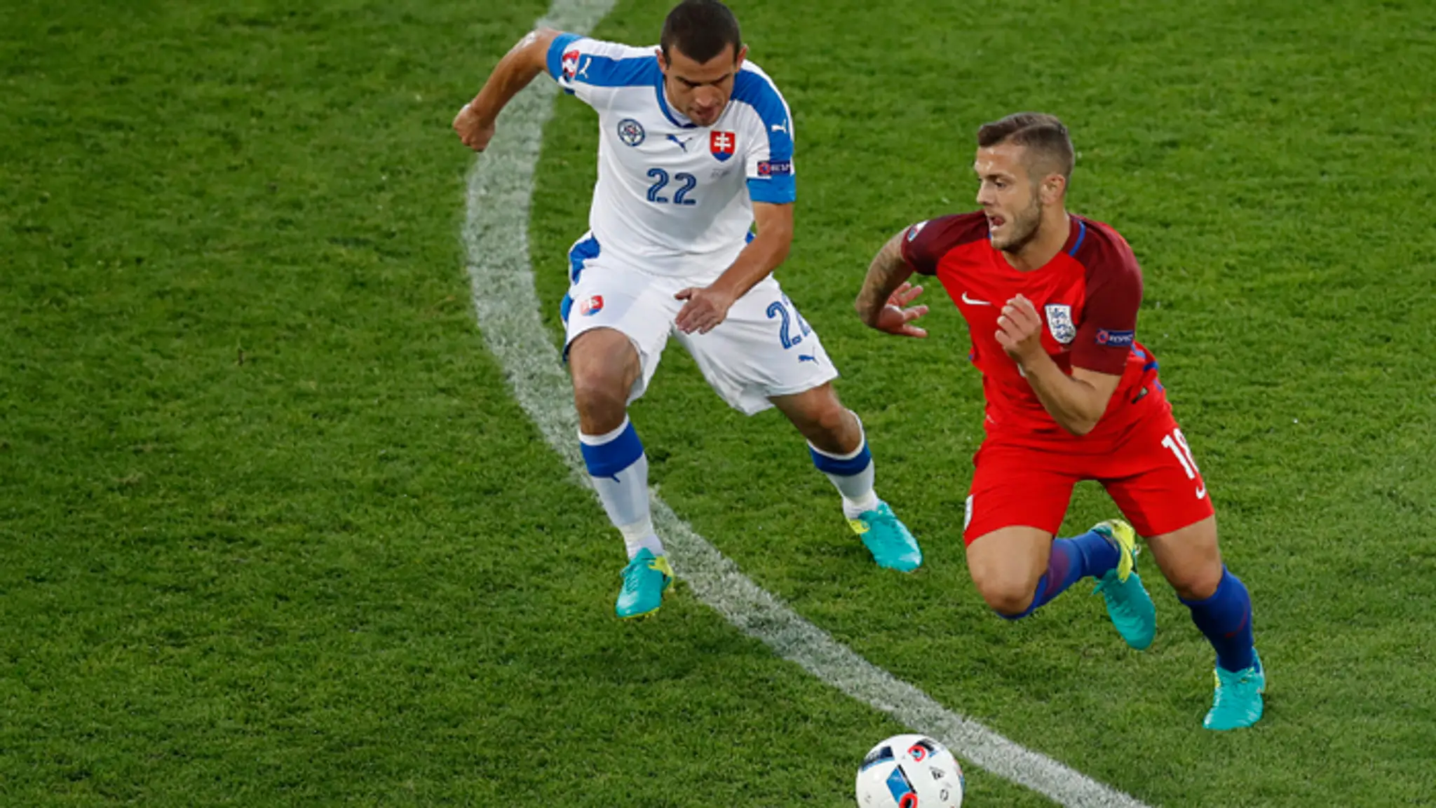 Viktor Pečovský a Jack Wilshere v súboji o loptu.