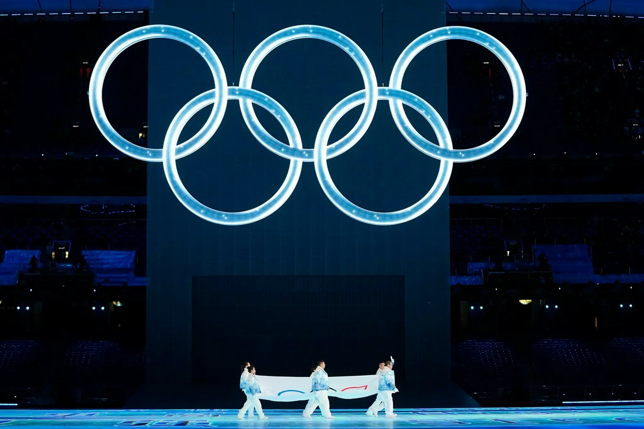 Vztýčenie olympijskej vlajky počas otváracieho ceremoniálu ZOH 2022.
