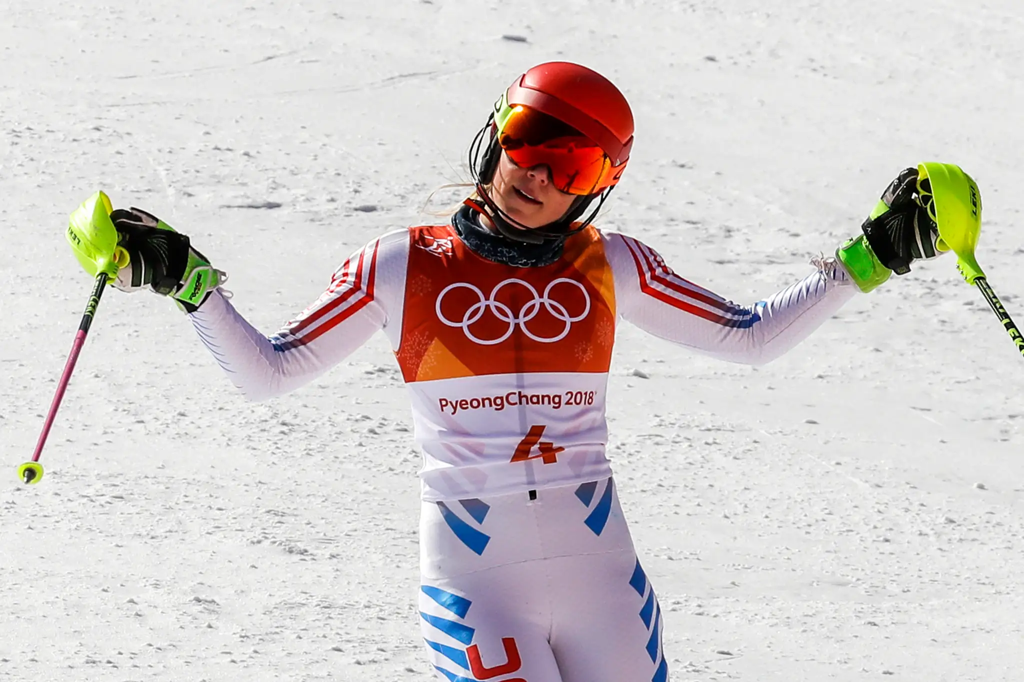 Slovenský útočník Matej Paulovič atakuje gólmana USA Ryana Zapolského na ZOH 2018.