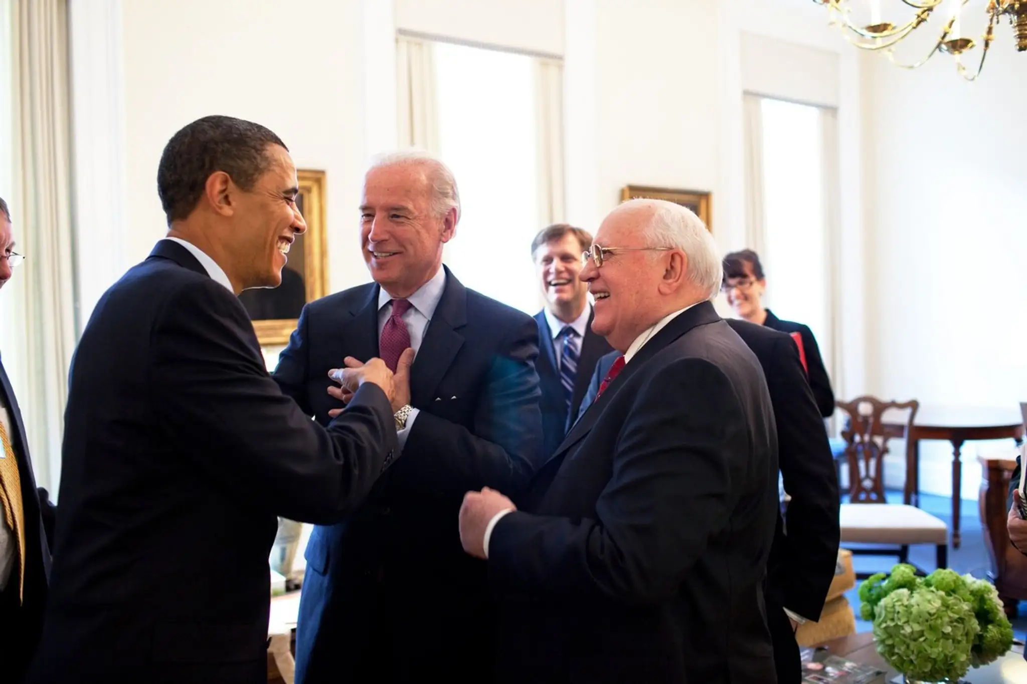 Prezident USA Barack Obama, viceprezident USA Joe Biden a niekdajší vodca Sovietskeho zväzu Michail Gorbačov na stretnutí v Bielom dome v roku 2009.