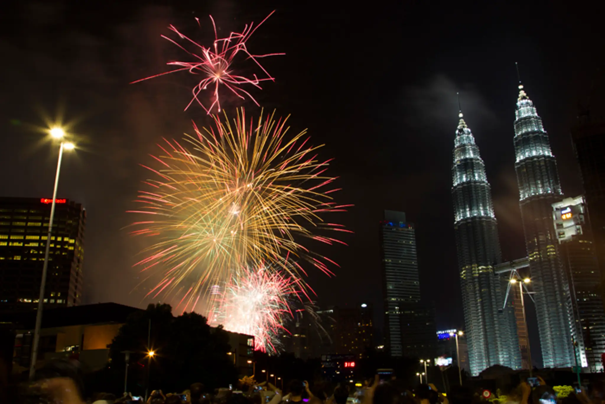 Ohňostroj nad Petronas Twin Towers počas začiatku novoročných osláv v Kuala Lumpure.