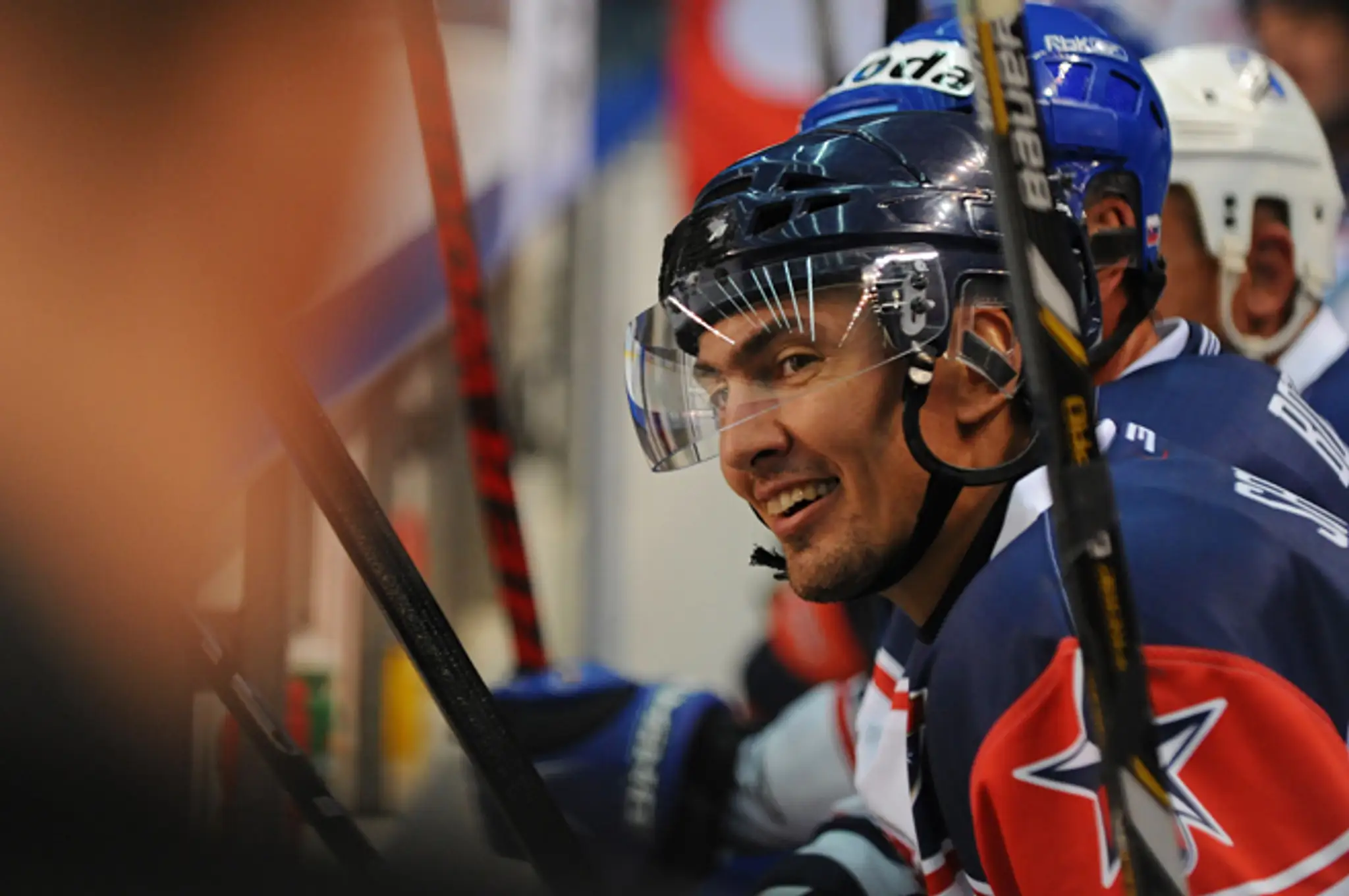 Miro Šatan na striedačke počas prvého exhibičného zápasu medzi St. Louis Blues Alumni a Slovak Stars v Poprade