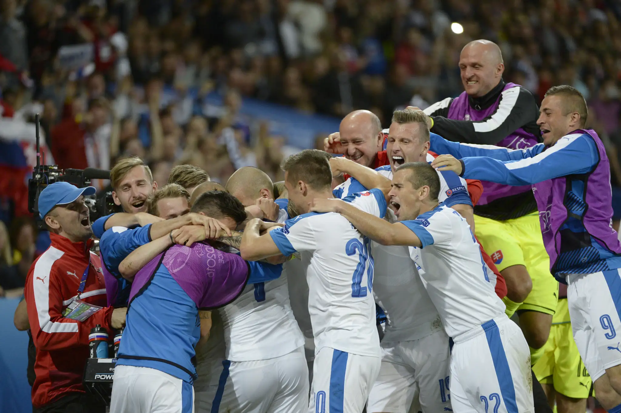 Slovenskí futbalisti sa tešia po strelení úvodného gólu v zápase s Ruskom.
