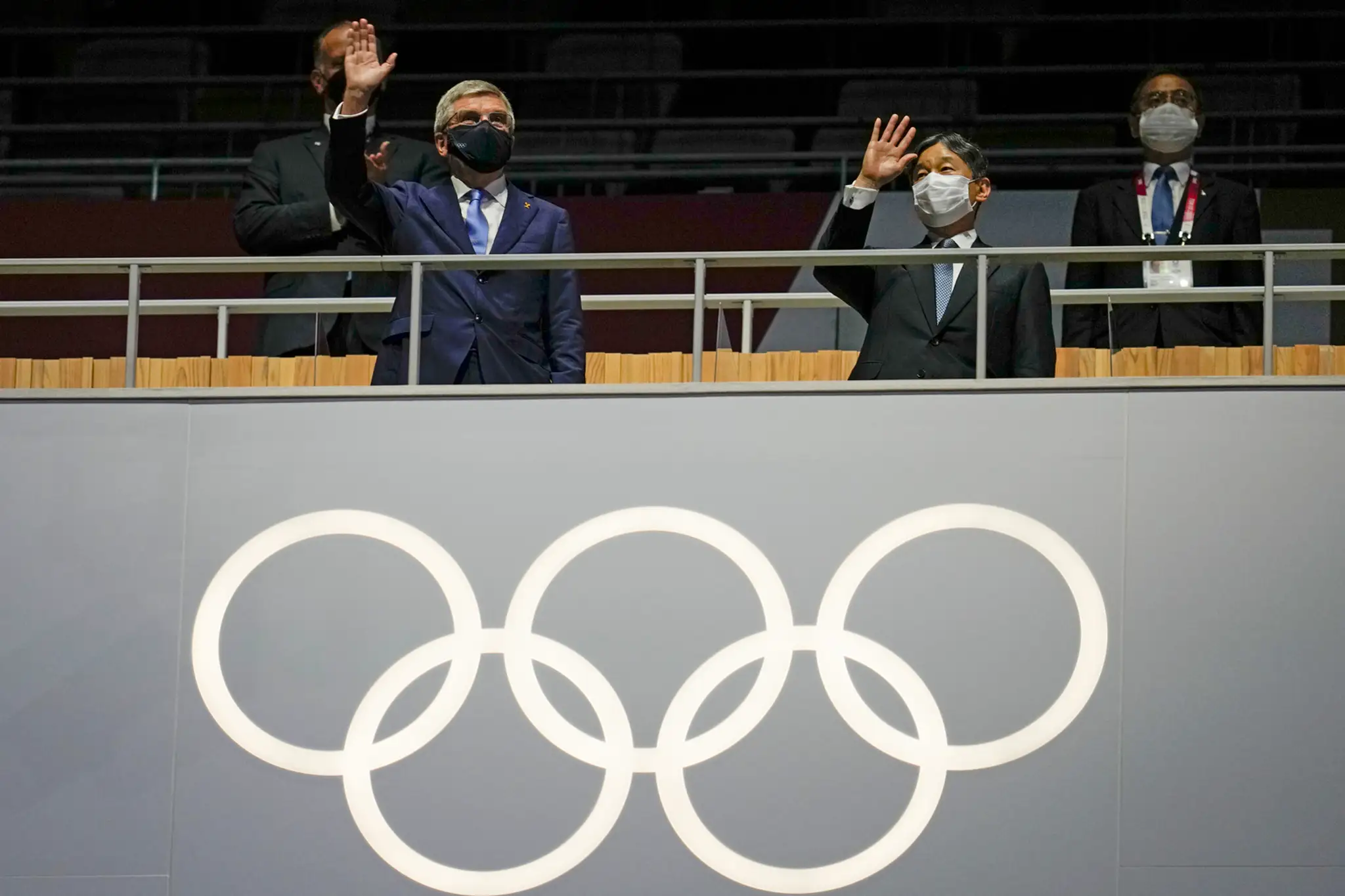 Na snímke zľava prezident MOV Thomas Bach a japonský cisár Naruhito počas otváracieho ceremoniálu LOH v Tokiu.