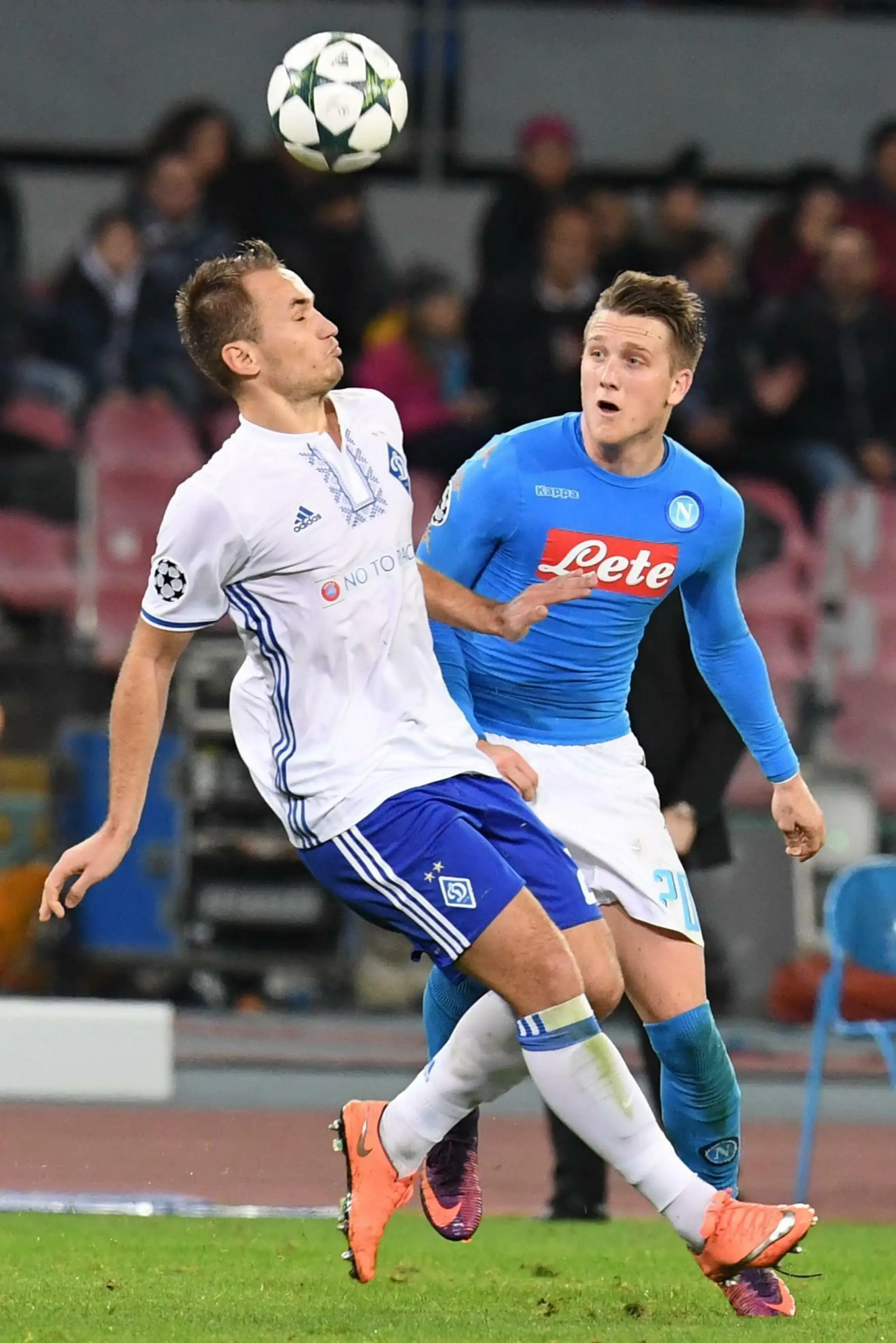 Jevgen Makarenko (vľavo) z Dynama Kyjev v hlavičkovom súboji s Piotrom Zelinskim z SSC Neapol v zápase LM.