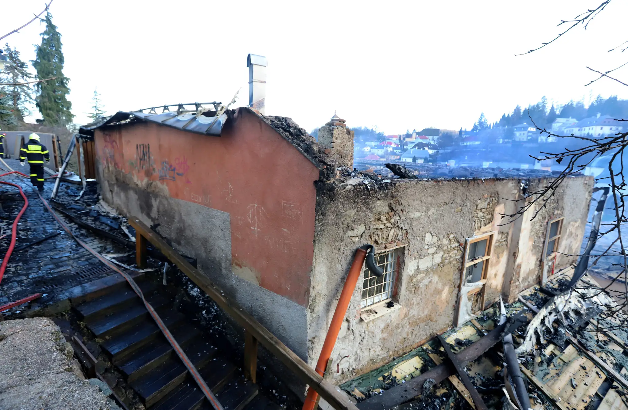 Zničené budovy po požiari v Banskej Štiavnici.
