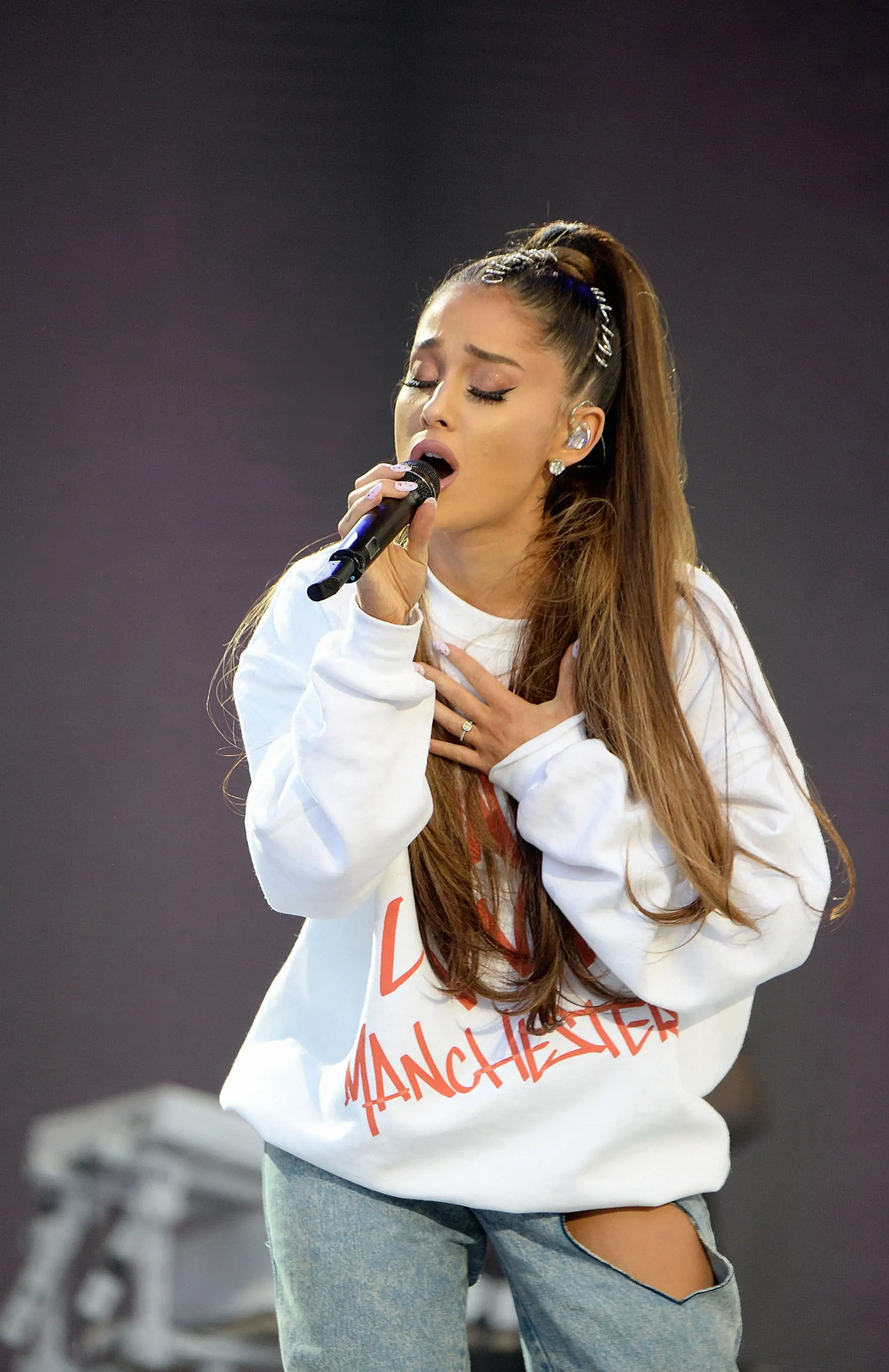 Ariana Grande počas benefičného koncertu One Love Manchester