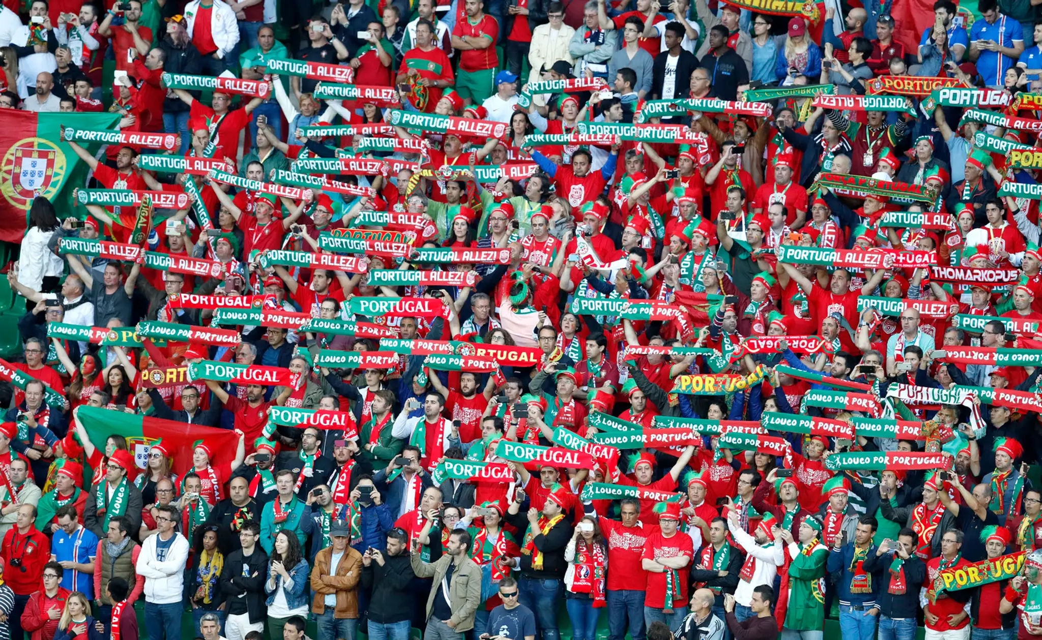Portugalskí fanúšikovia počas štátnej hymny pred duelom s Islandom na ME vo Francúzsku.