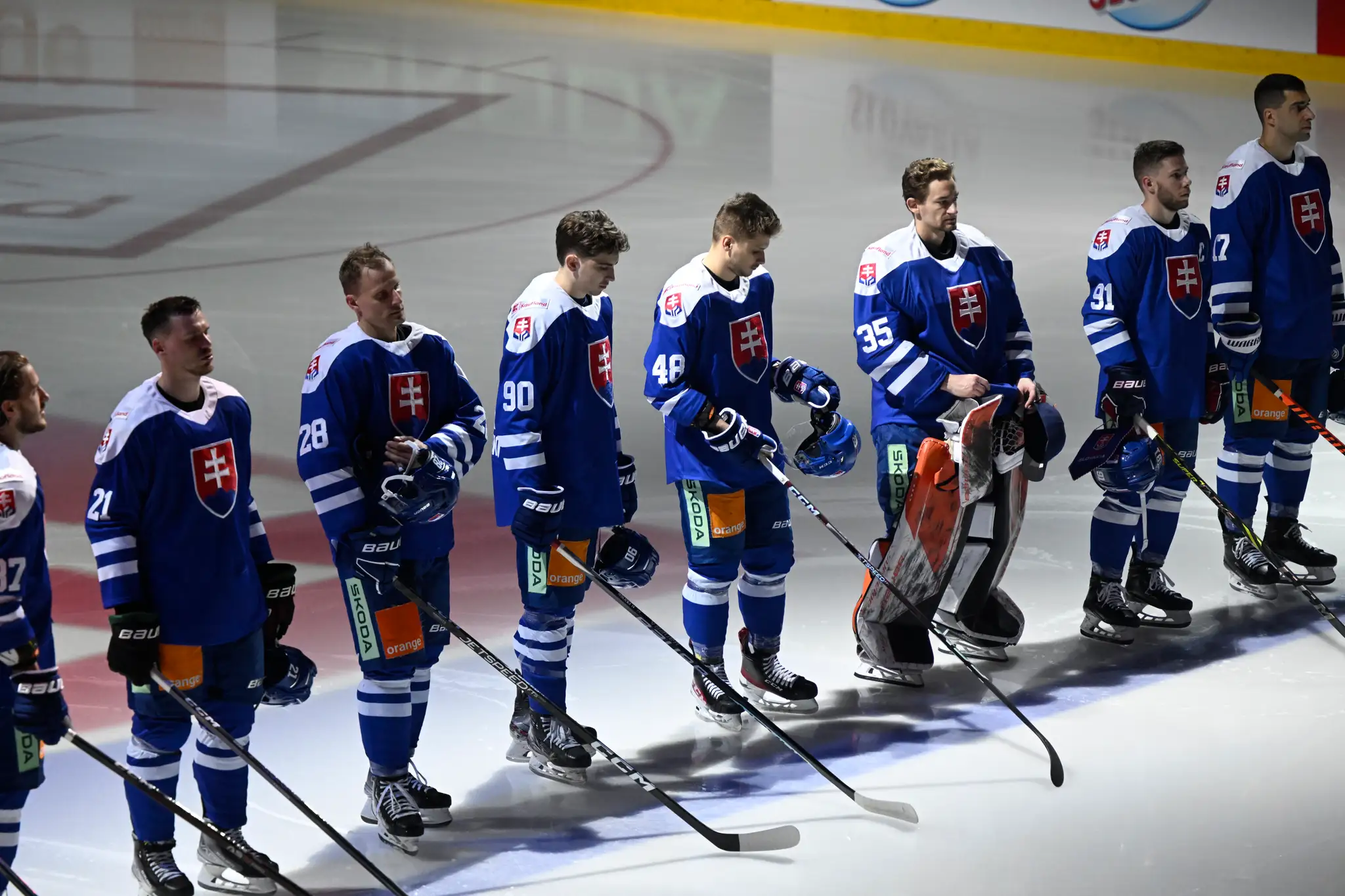 Slovenskí hokejisti počas nástupu na ľad pred generálkou na svetový šampionát Slovensko - Rakúsko