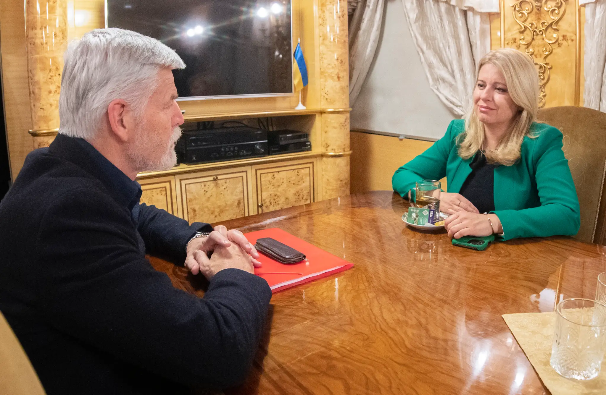 Prezidentka SR Zuzana Čaputová (vpravo) a český prezident Petr Pavel (vľavo) diskutujú vo vlaku počas nočnej cesty na Ukrajinu.