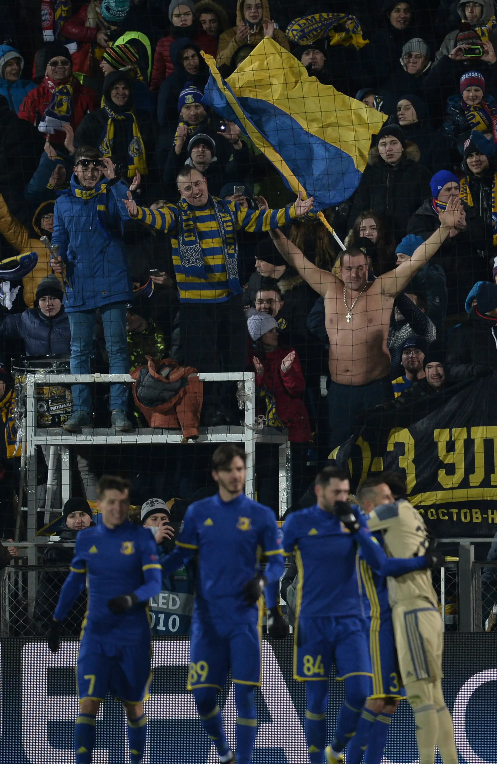 Priaznivci FK Rostov ďakujú hráčom po senzačnom triumfe nad Bayernom Mníchov v zápase LM.