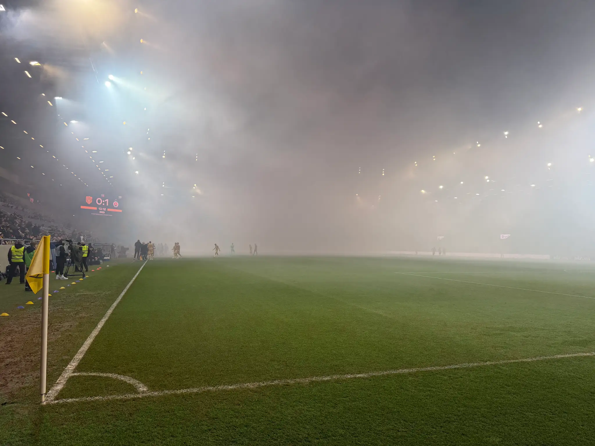 Dym z pyrotechniky, ktorý spôsobil prerušenie zápasu 19. kola Niké ligy Dunajská Streda - Slovan Bratislava.