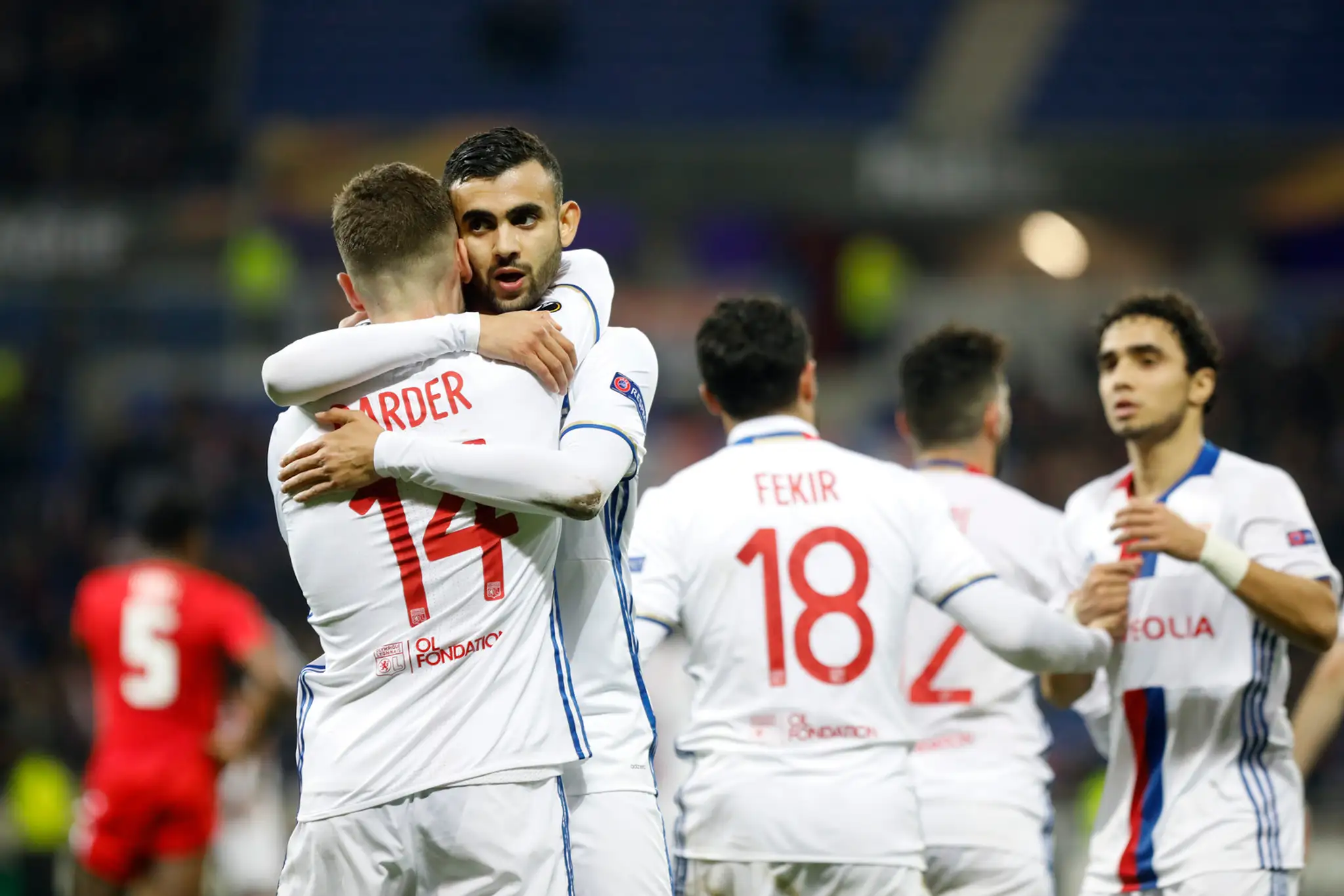 Rachid Ghezzal z Lyonu sa objíma so spoluhráčom Sergi Darderom (č. 14) po góle v šestnásťfinále EL proti Alkmaaru.