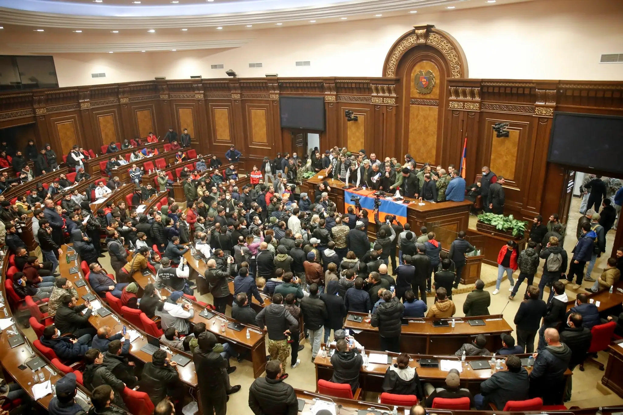 Ľudia protestujú proti podpísaniu dohody o ukončení vojny v Karabachu po tom, čo sa vlámali do budovy parlamentu 10. novembra 20