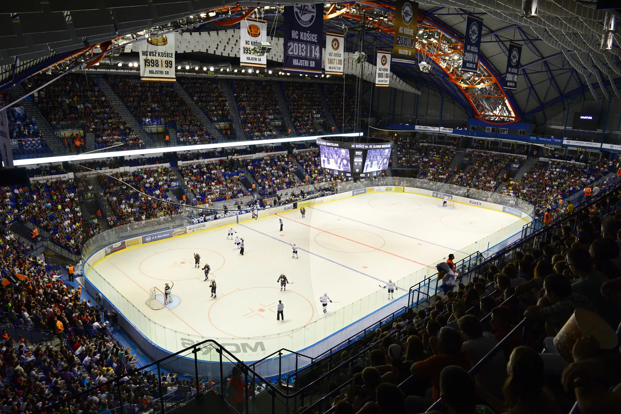 Na snímke vypredaná košická Steel Arena v prípravnom hokejovom zápase HC Košice - HC Slovan Bratislava.